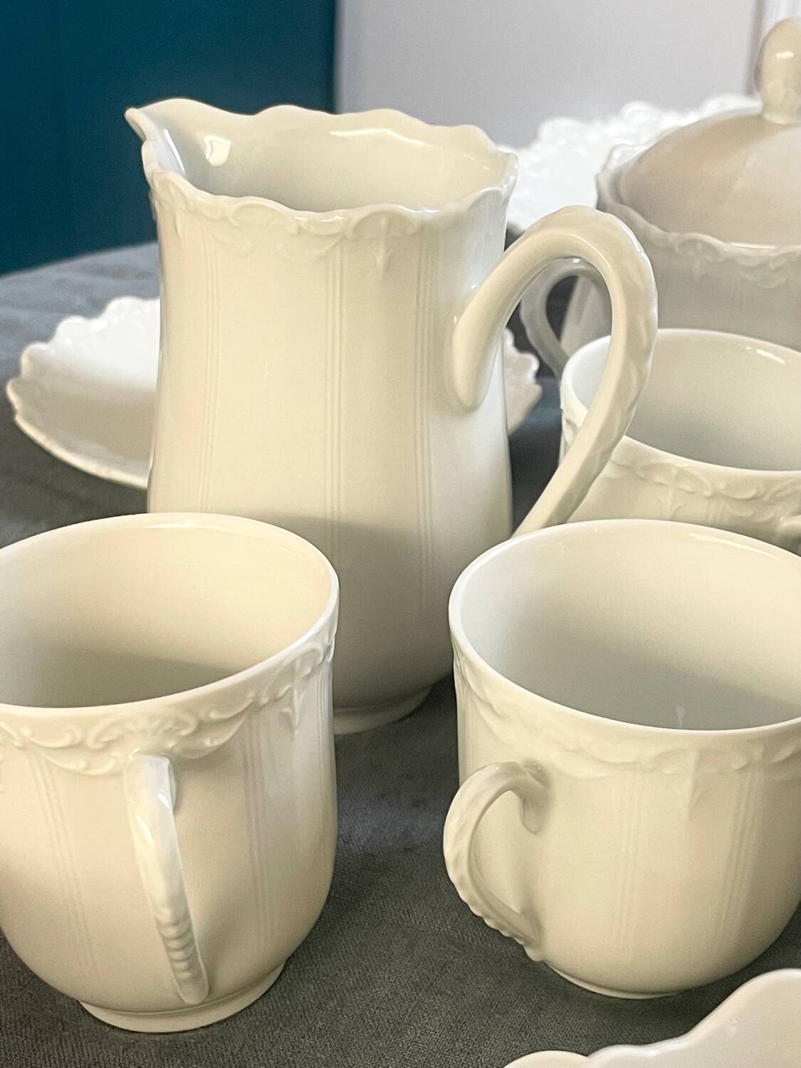 Prestigious 62-piece dinnerware set in vintage 70's Limoges white porcelain by Raynaud