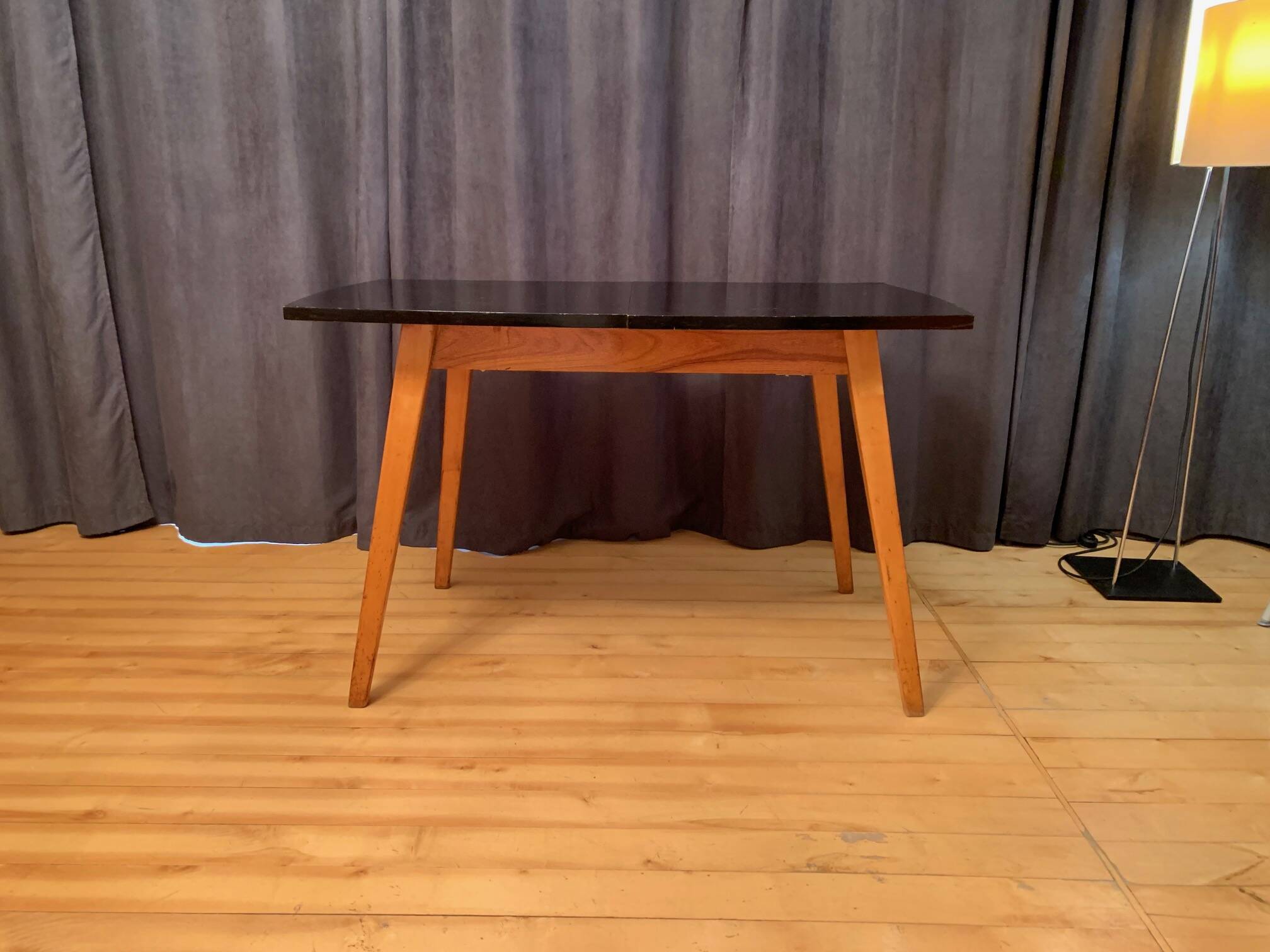 Type 1326 table designed by Stanisław Lejkowskie and Wacław Leśniewski, Poland, 1962