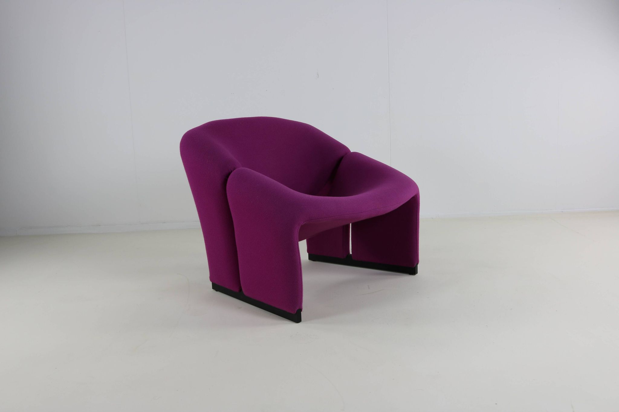 Beautiful and colorful M/Groovy designer chair by Pierre Paulin for Artifort