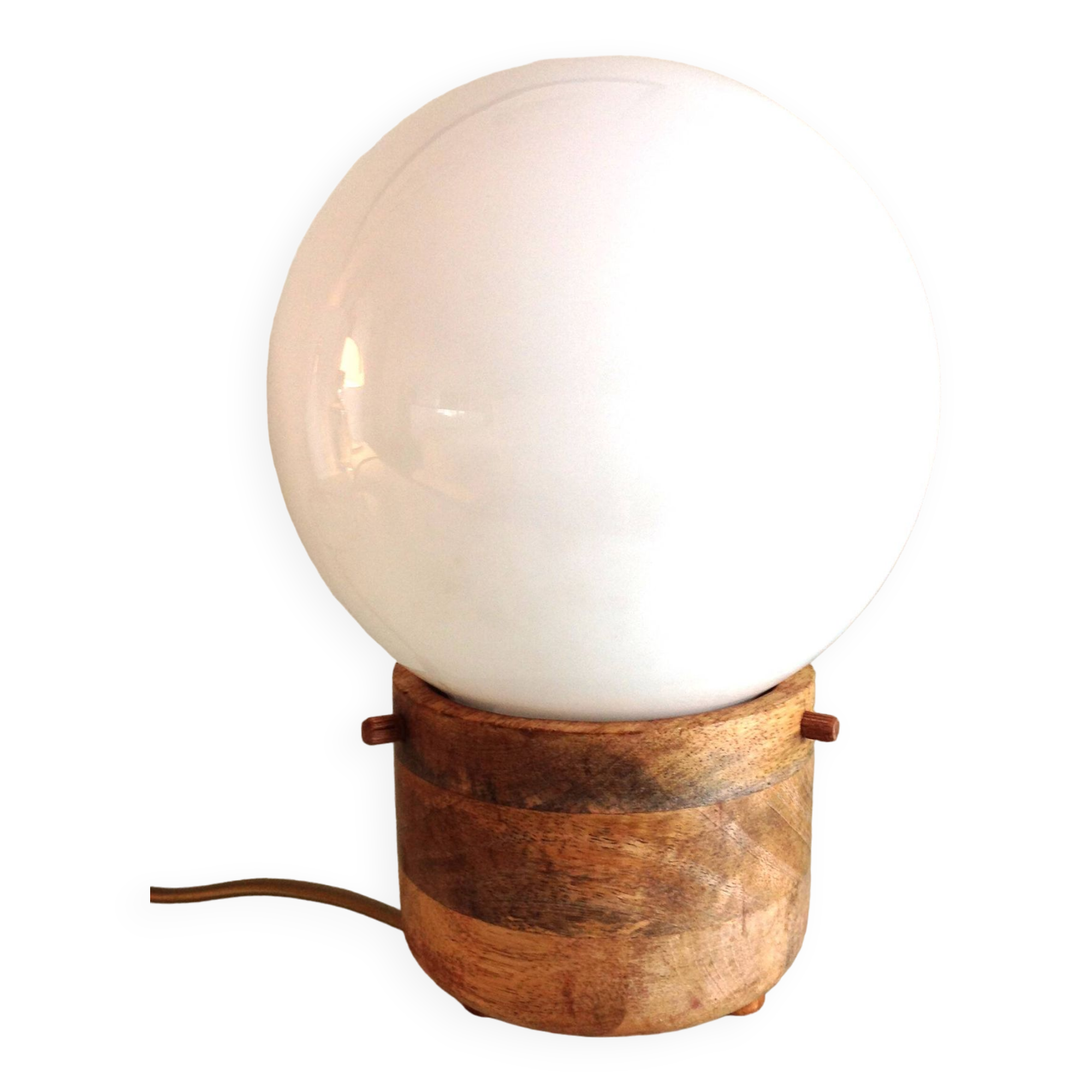 Lampe globe en opaline blanche sur socle bois