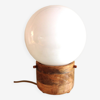 Lampe globe en opaline blanche sur socle bois