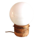 Lampe globe en opaline blanche sur socle bois