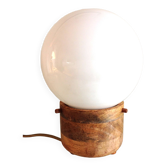 Lampe globe en opaline blanche sur socle bois