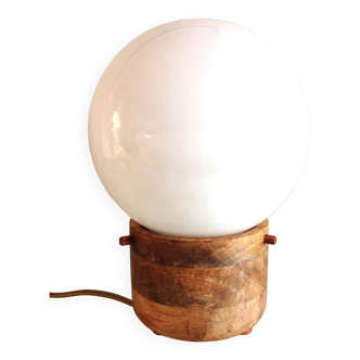 Lampe globe en opaline blanche sur socle bois