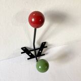 Petite patère double en métal et bois peint vert et rouge, années 1950-60