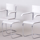 Paire de chaises mucke melder blanches et tabouret fabriqué en tchéquie des années 1930
