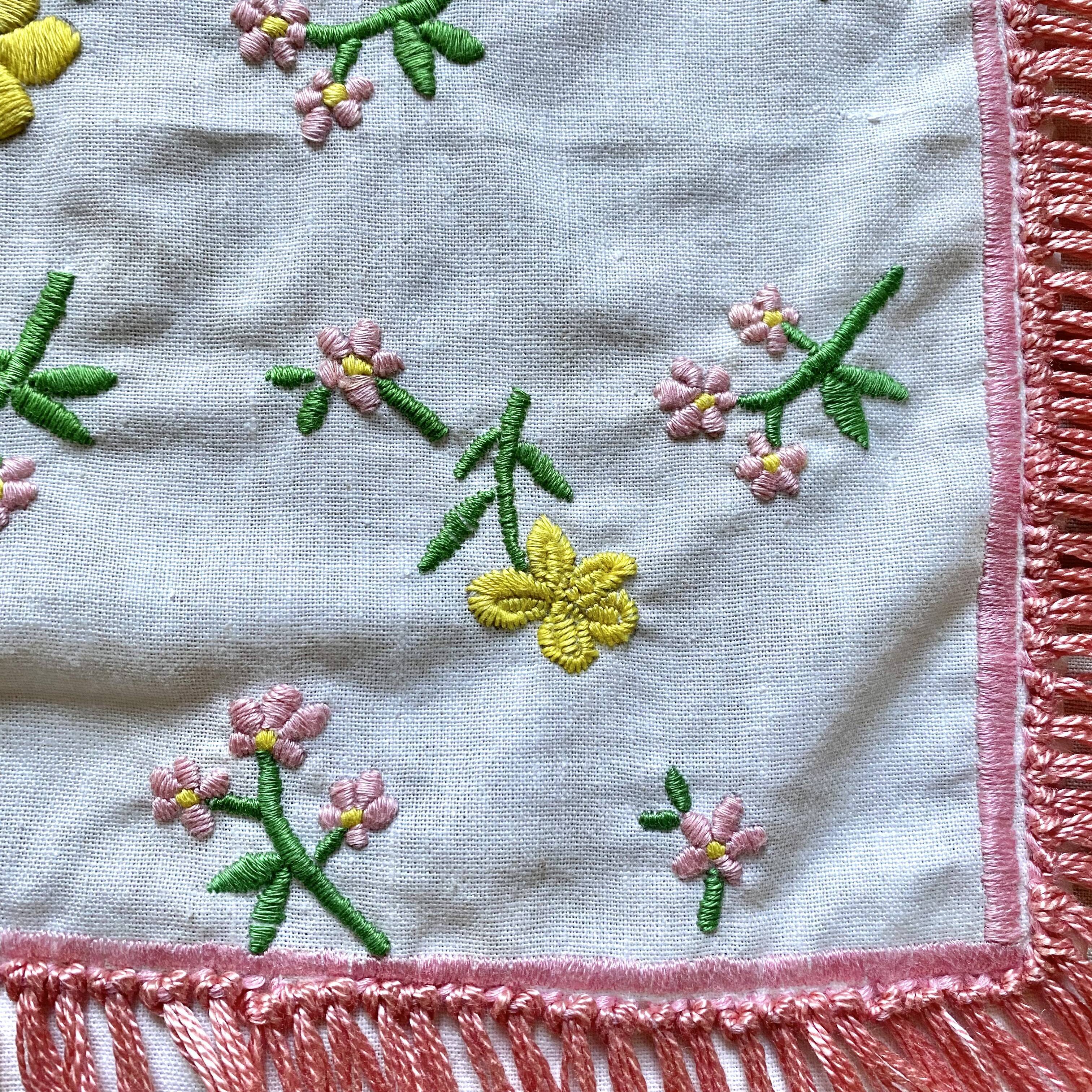 Nappe ancienne brodée 89 x102 cm