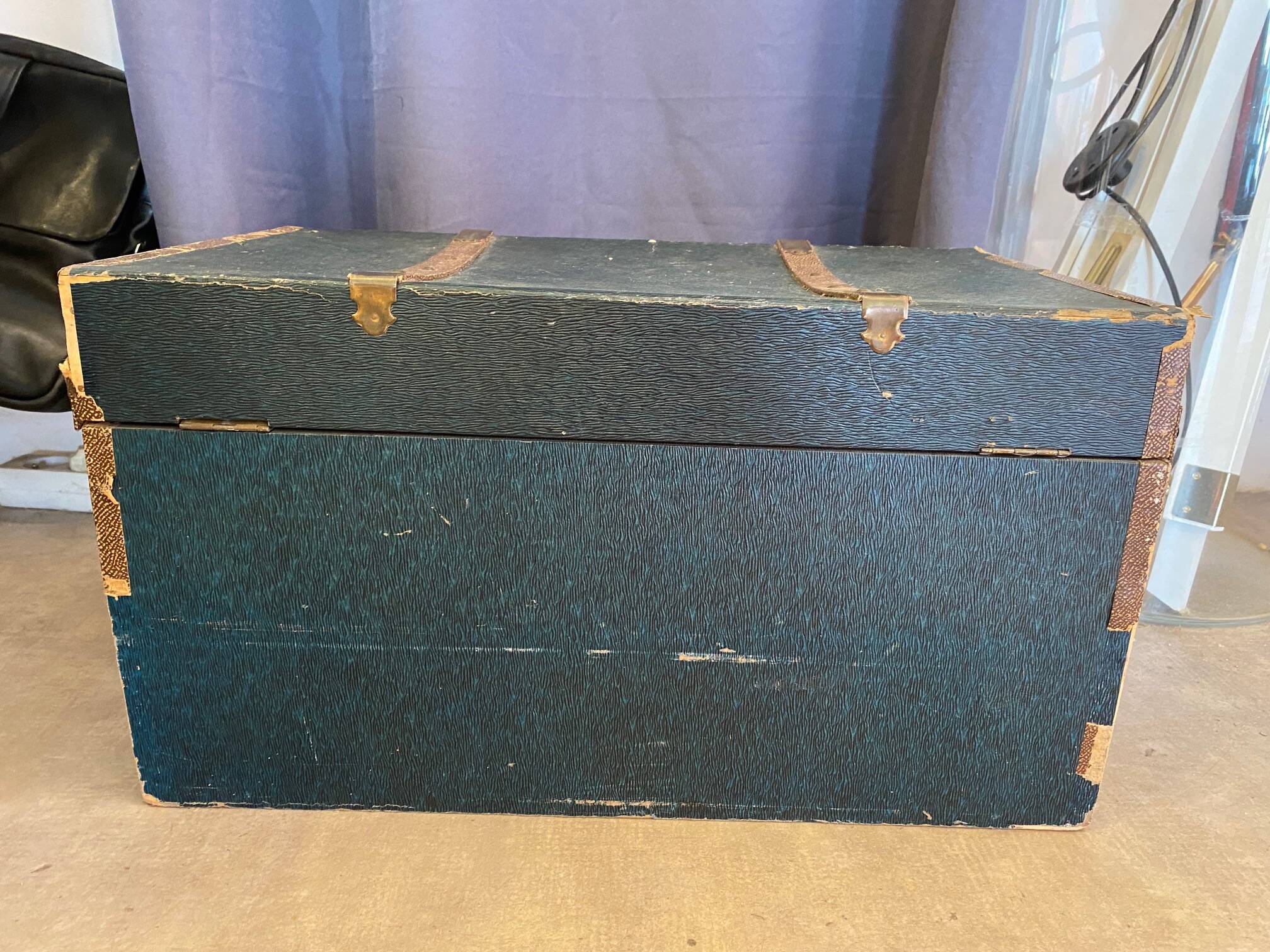 Ancienne malle de voyage pour vêtements coupés début xxème avec tiroirs et anses