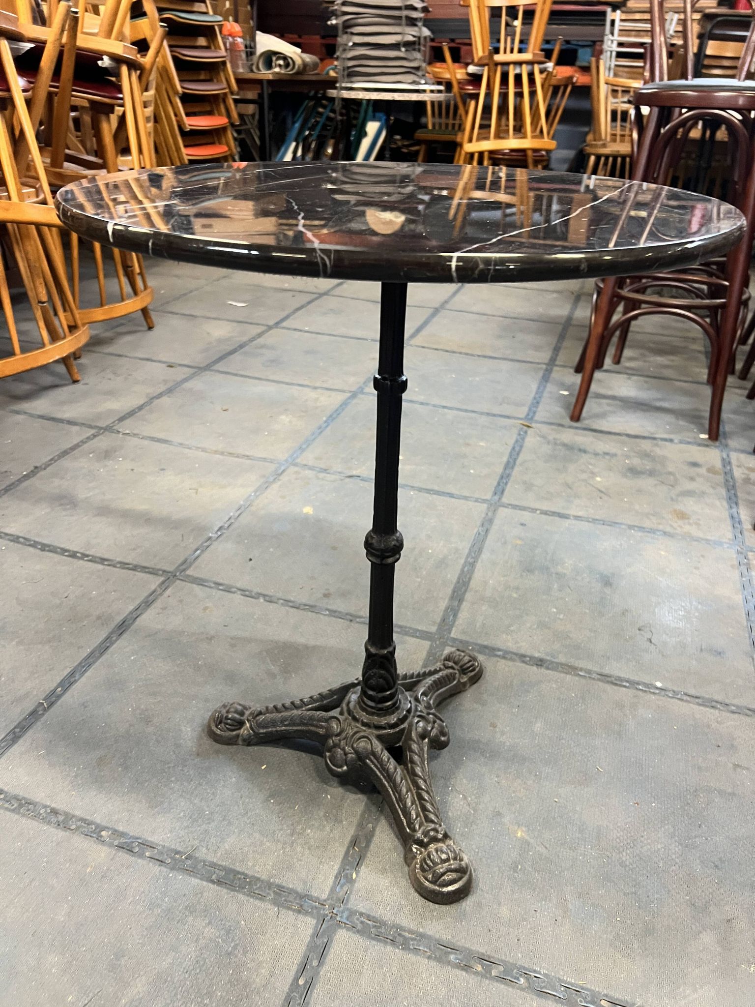 Table en marbre noir.