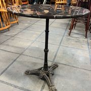 Table en marbre noir.