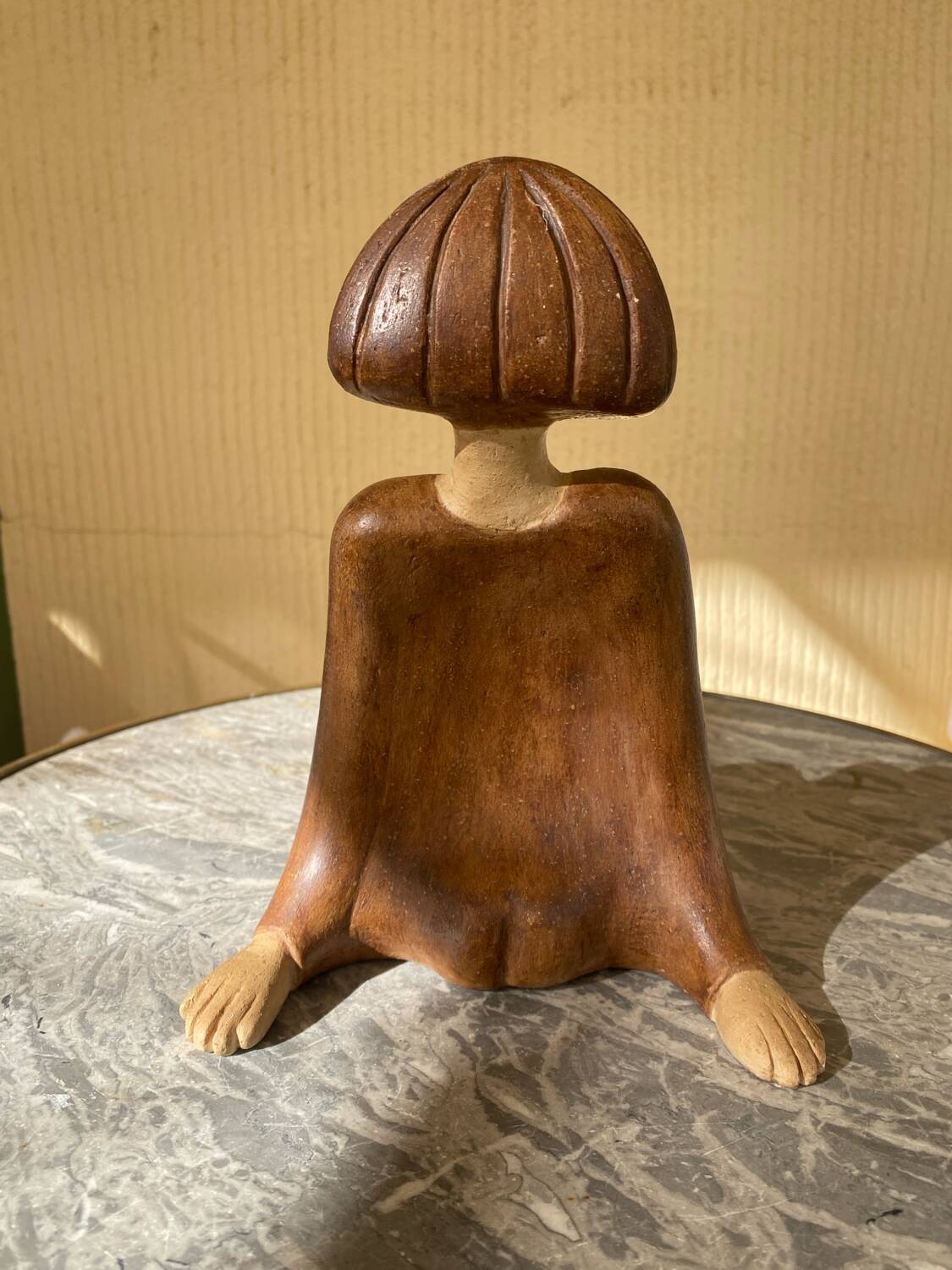 Sculpture féminine en gres signée