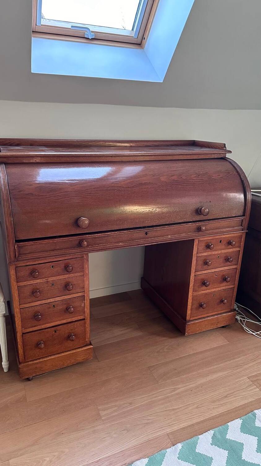 Beautiful vintage 20th-century American cylinder desk and its chair.