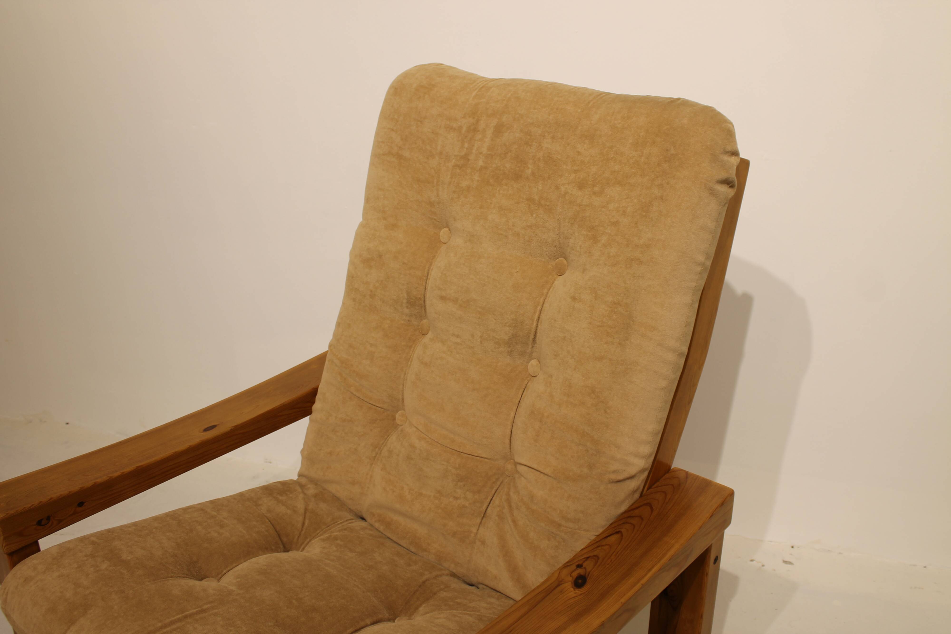 Fauteuil scandinave arrondi bois d'hévéa et tissu effet fausse fourrure