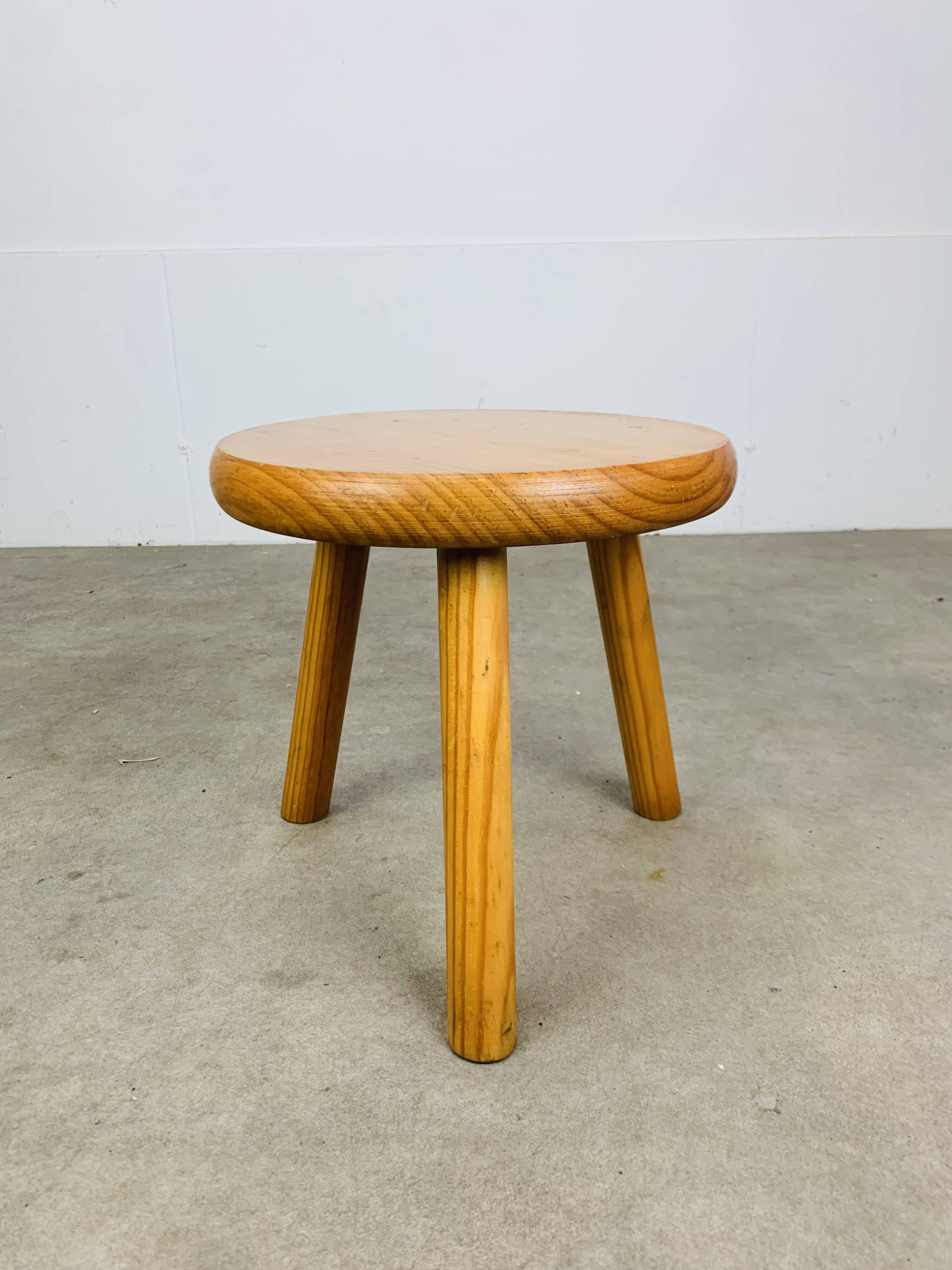 Tripod stool in pine, solid wood, vintage, mountain chalet style.