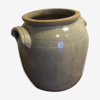 Large old-time beige pottery avce gripes