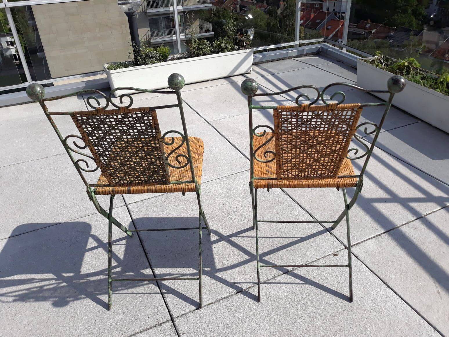 Paire de chaises pliables en fer forgé et rotin.