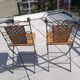 Paire de chaises pliables en fer forgé et rotin.