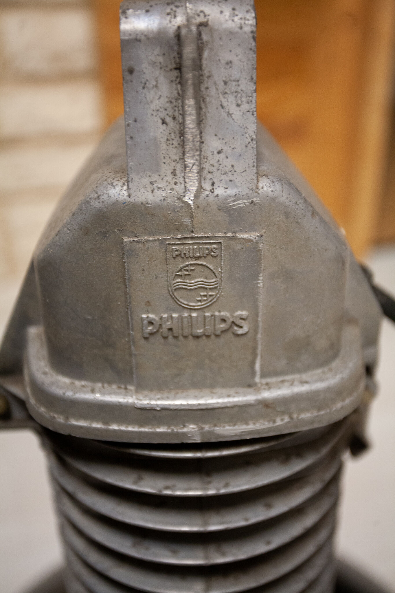 Industrial lamp suspension