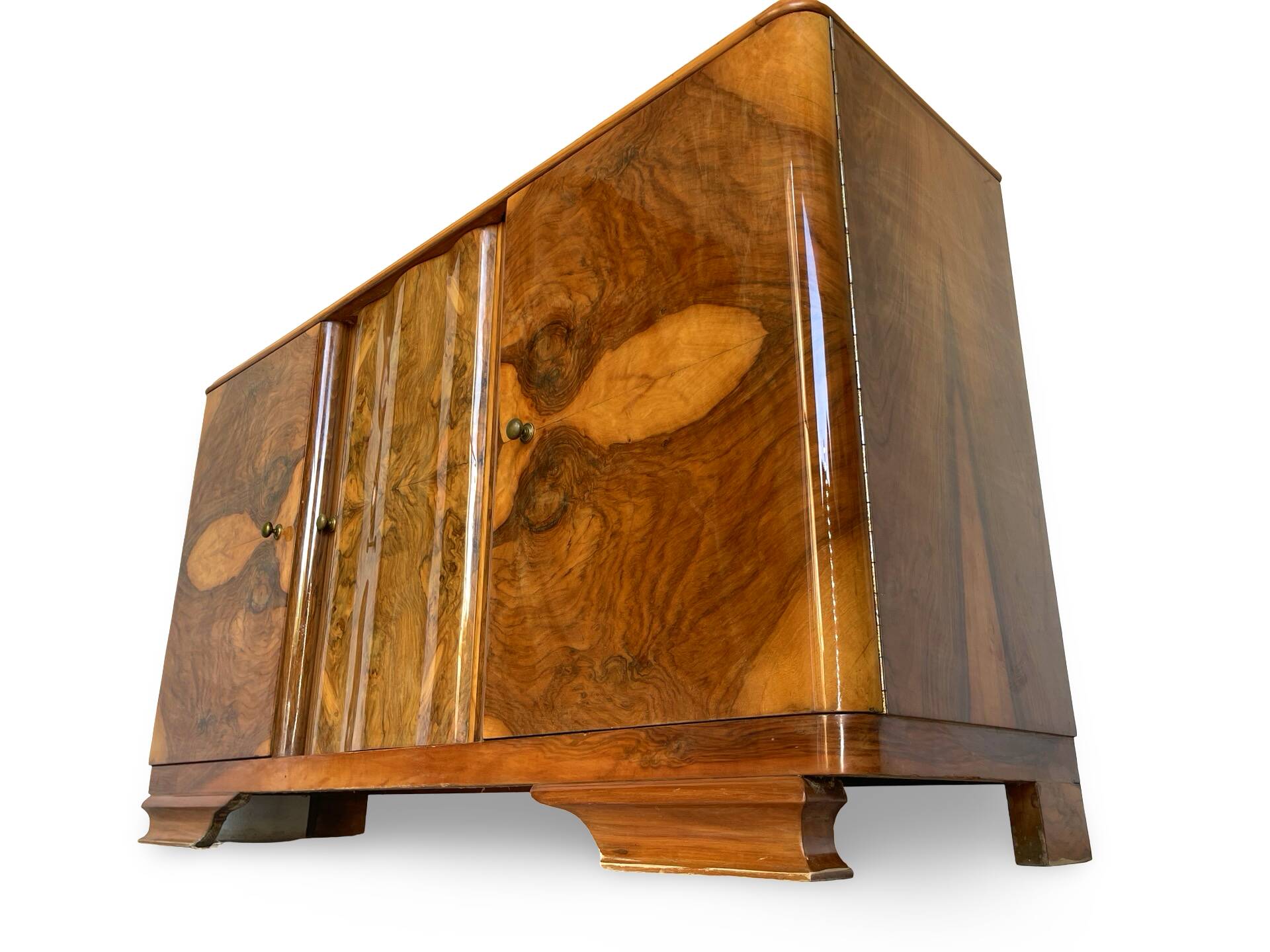 Italian Art deco burl walnut sideboard, of great quality.