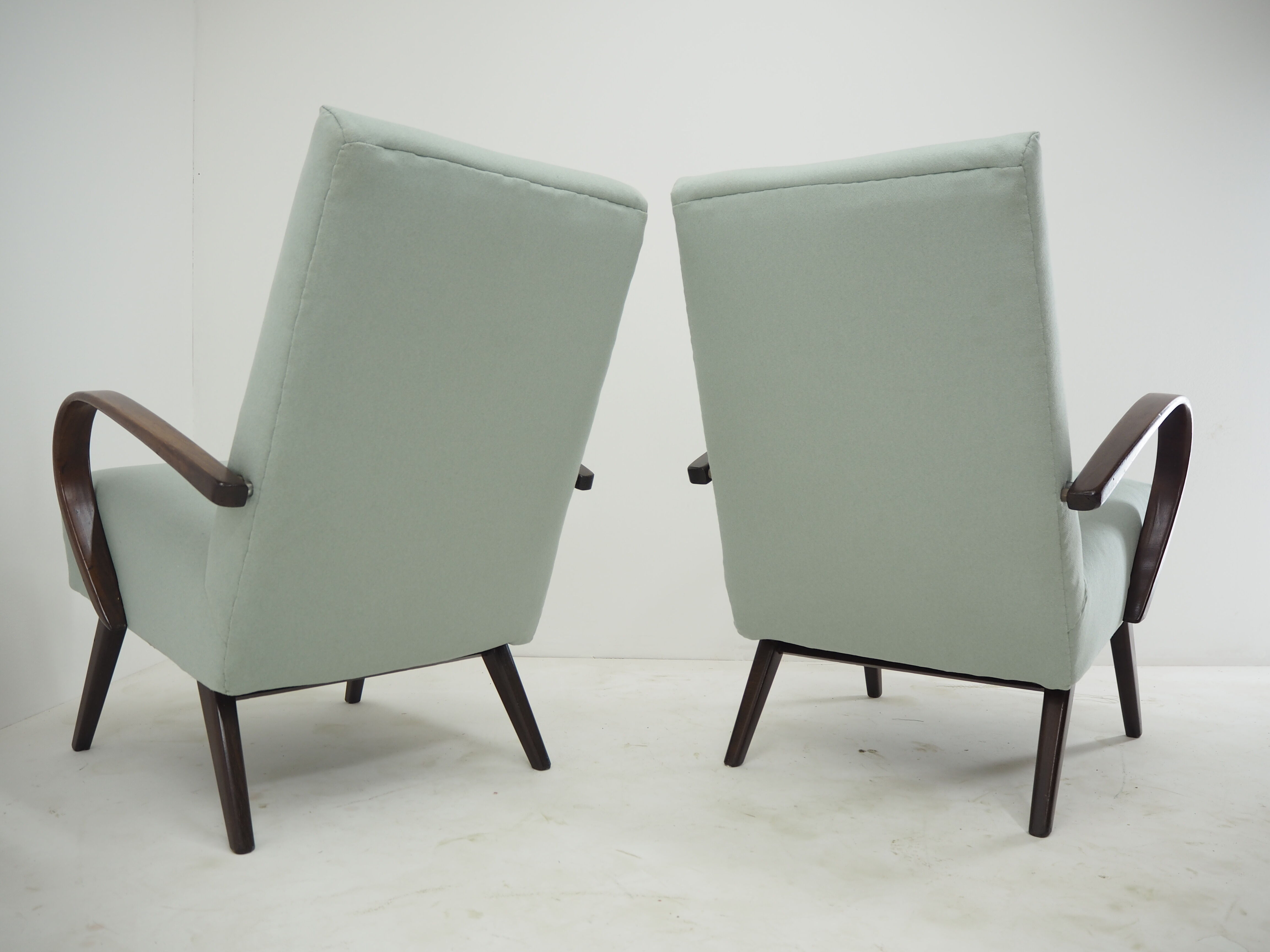 Pair of Ton/Thonet Beech Armchairs, Czechoslovakia