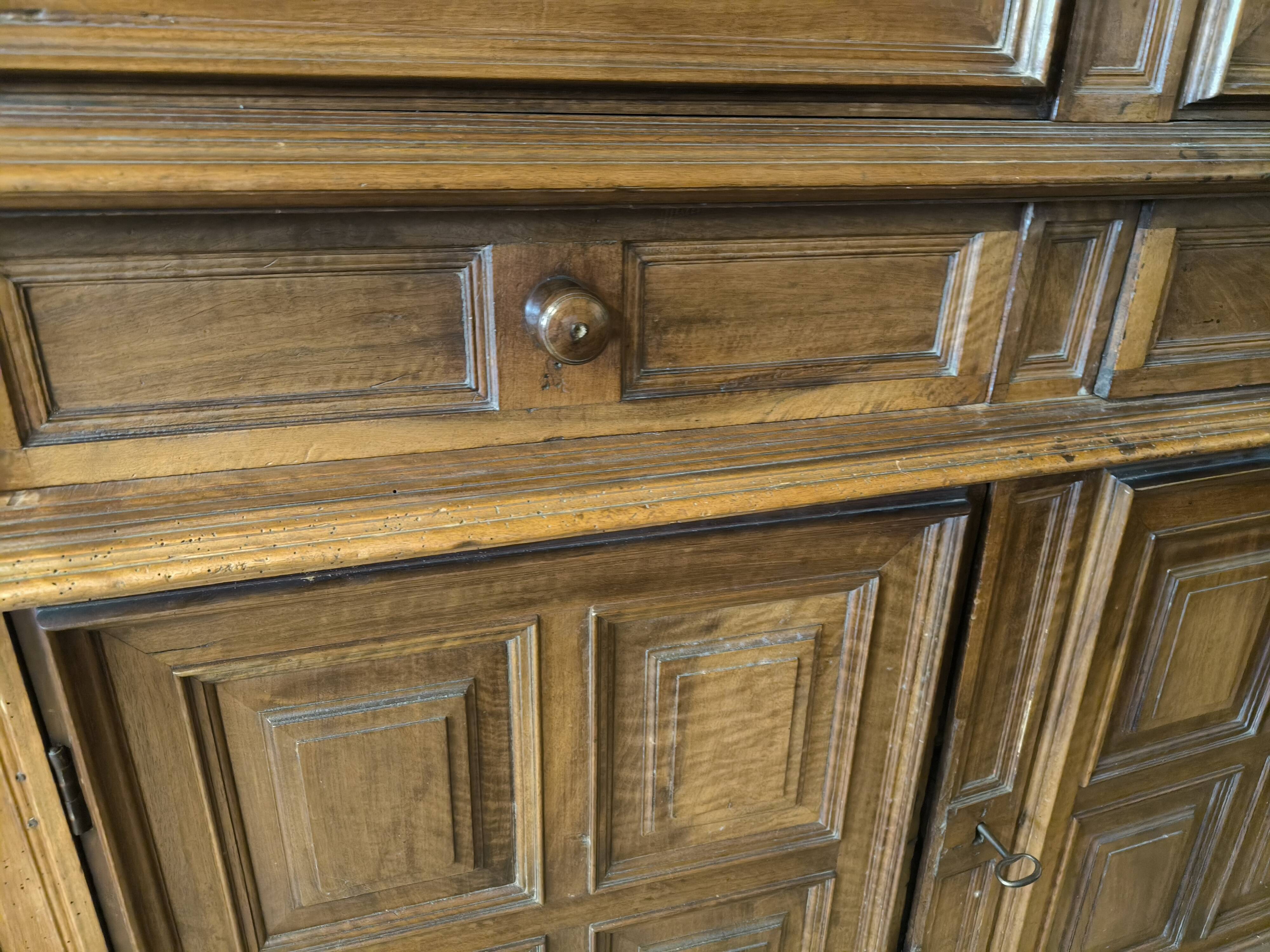 Buffet deux corps époque 18 ème en noyer