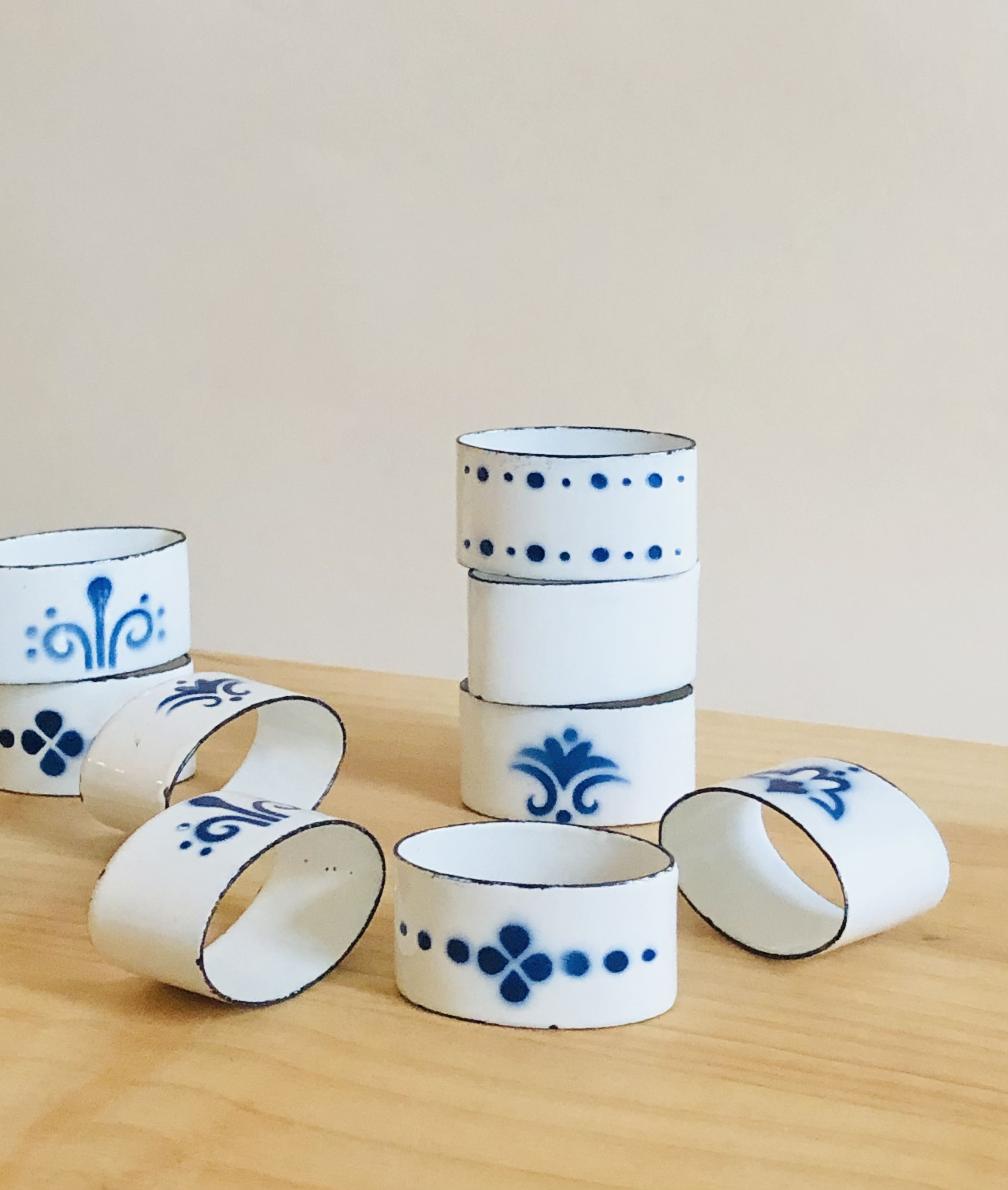 Set of 10 rounds of enamelled metal towel