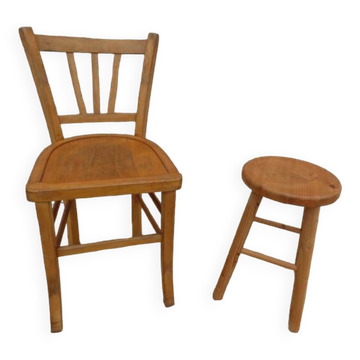 Chaise et son tabouret en bois massif  dans sa patine