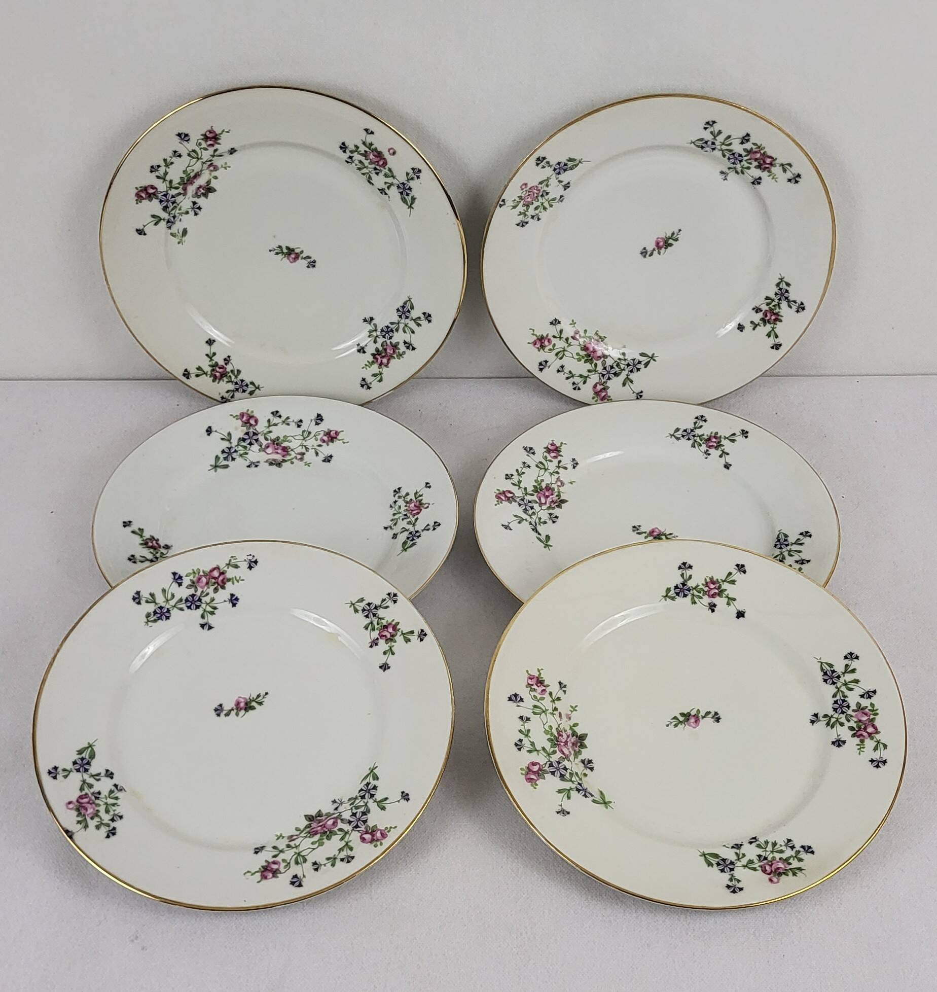 6 flat plates decorated with barbs