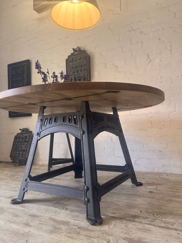 Table industrielle ronde en forme d'oeuf