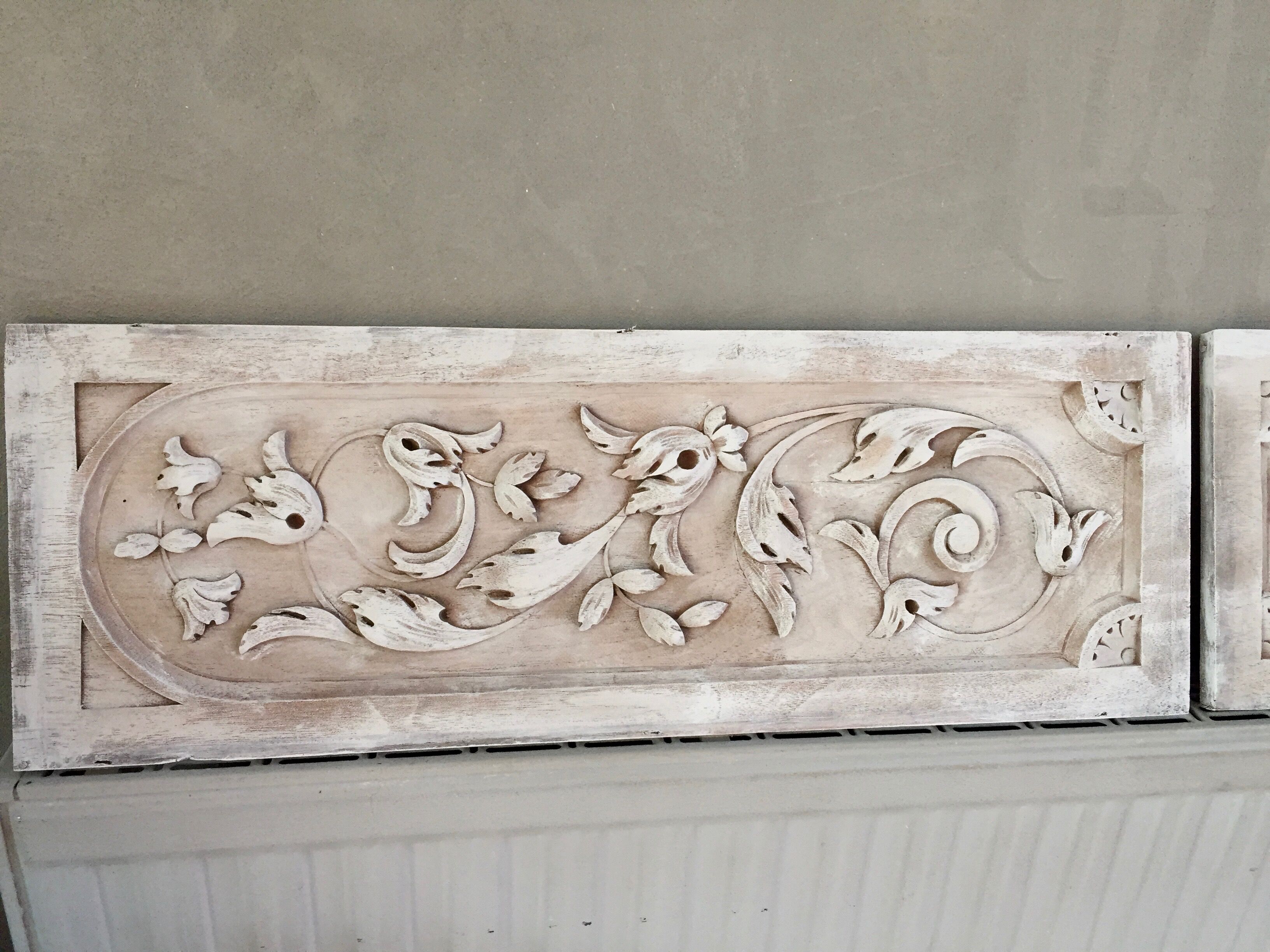 Paire de panneaux en bois sculpté