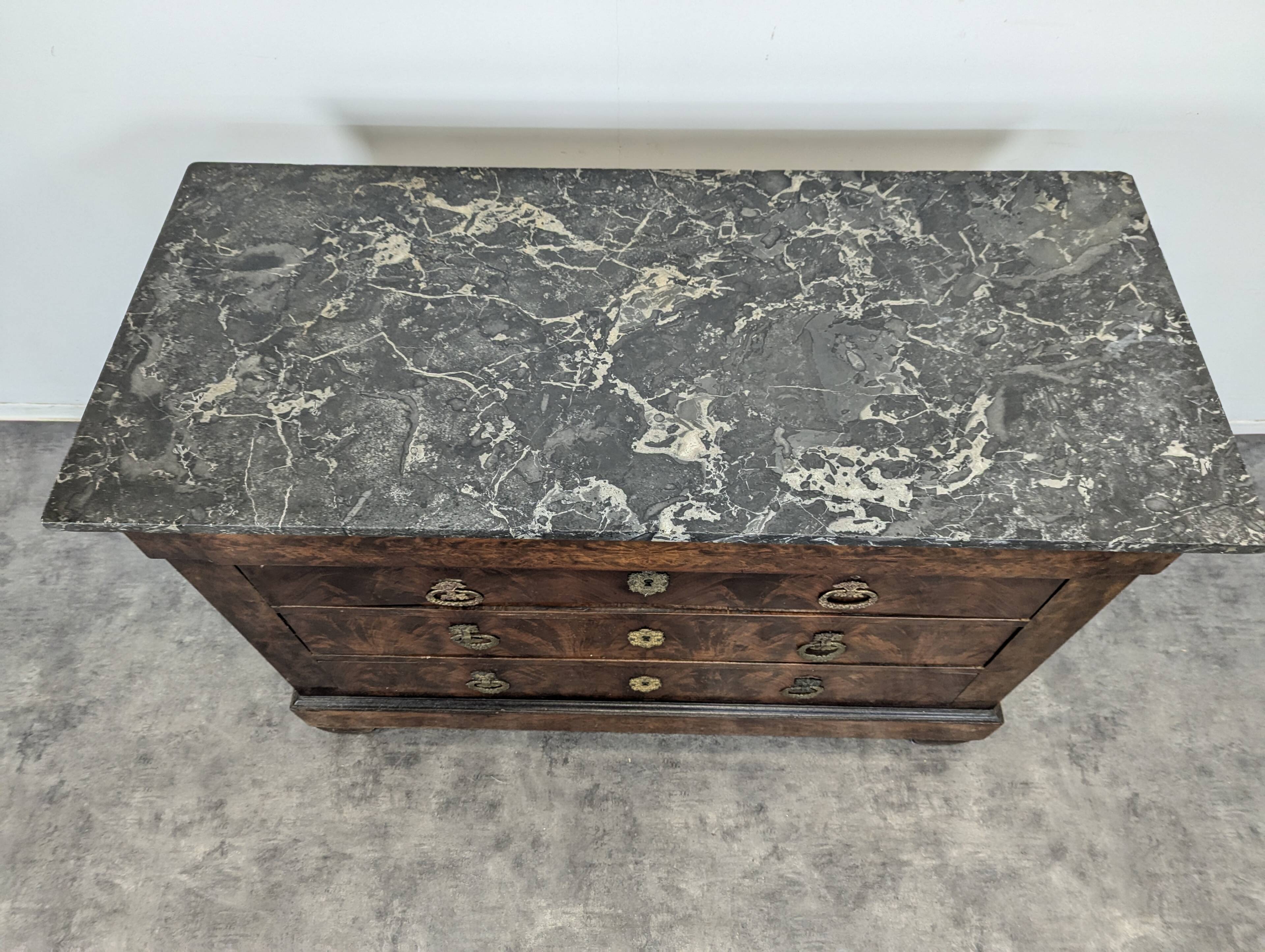 Restoration period chest of drawers with bronze ornaments