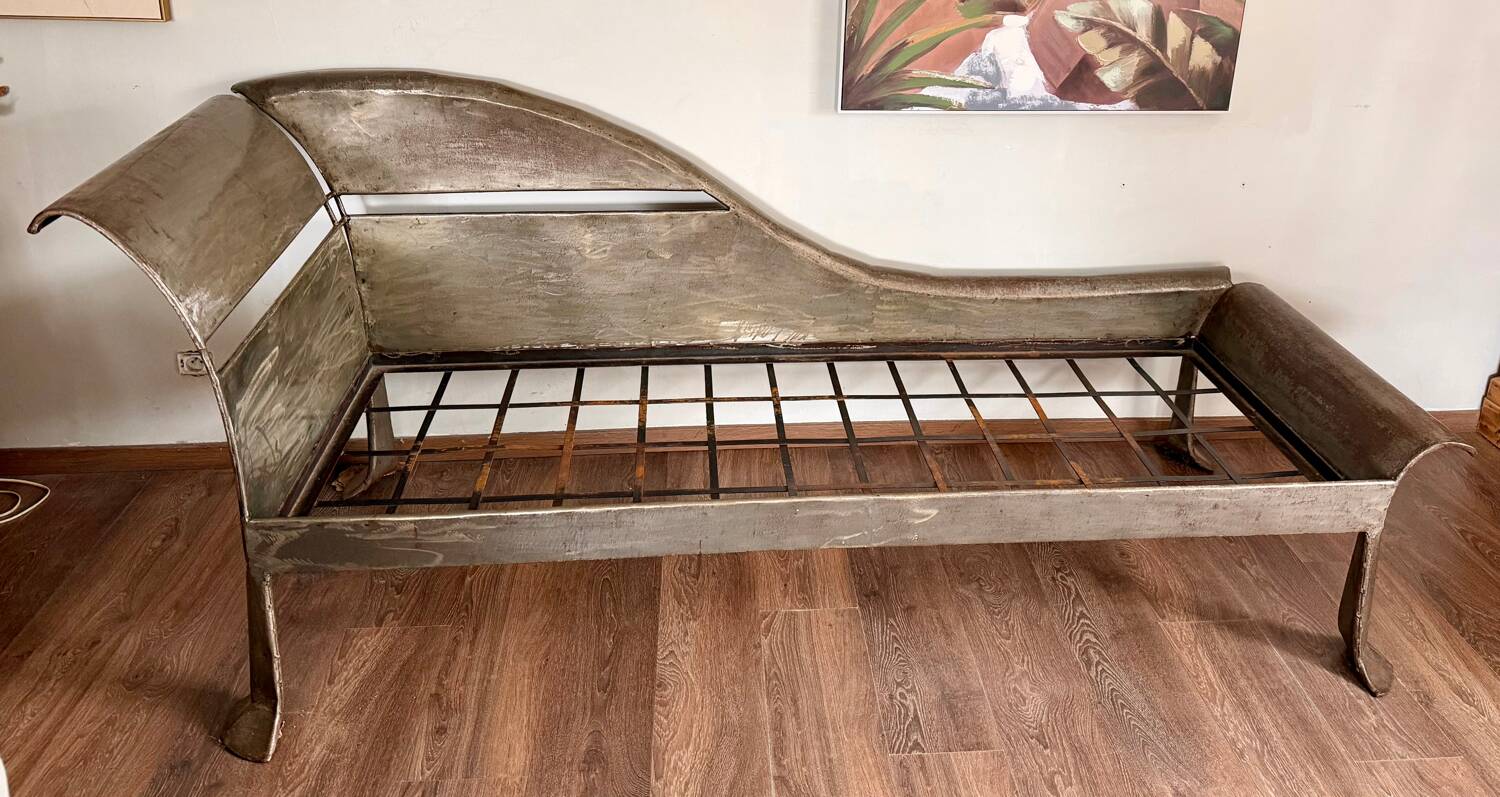Handcrafted metal chaise longue