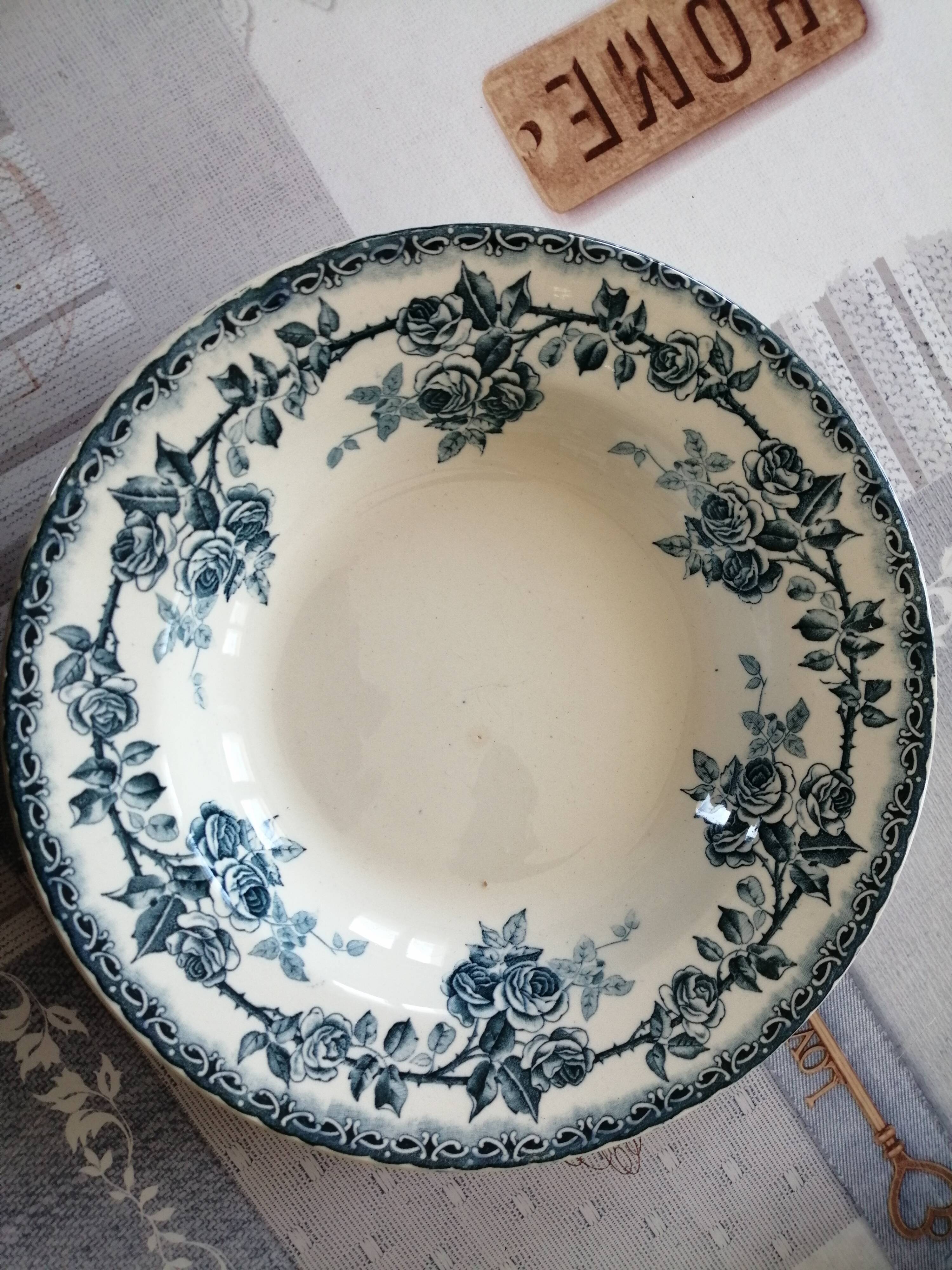 Hollow plates pink pattern, iron earth