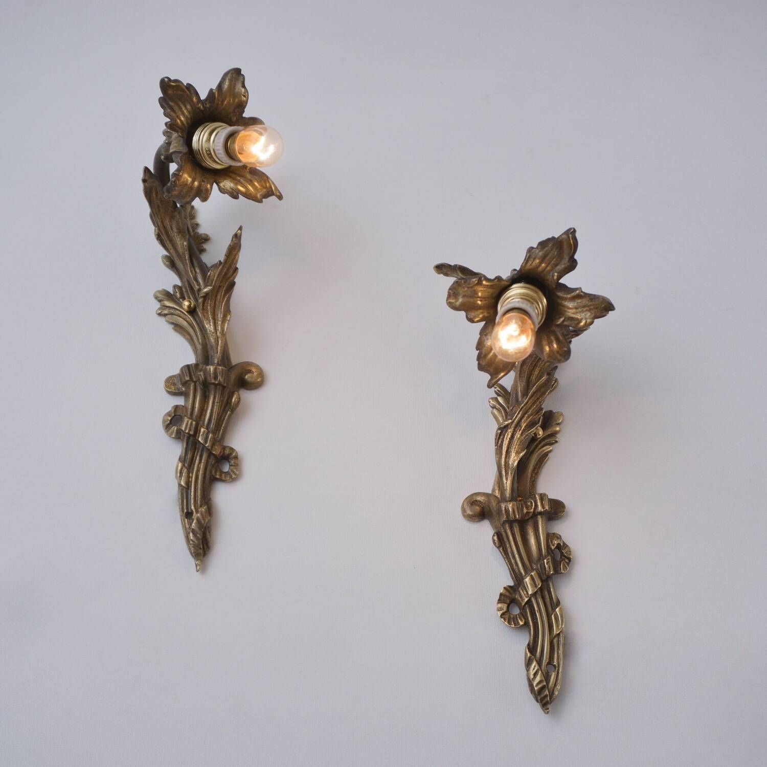 Paire d'appliques murales Art Nouveau antiques en bronze doré à fleurs de lys et feuillages, années 1890, françaises, recâblées