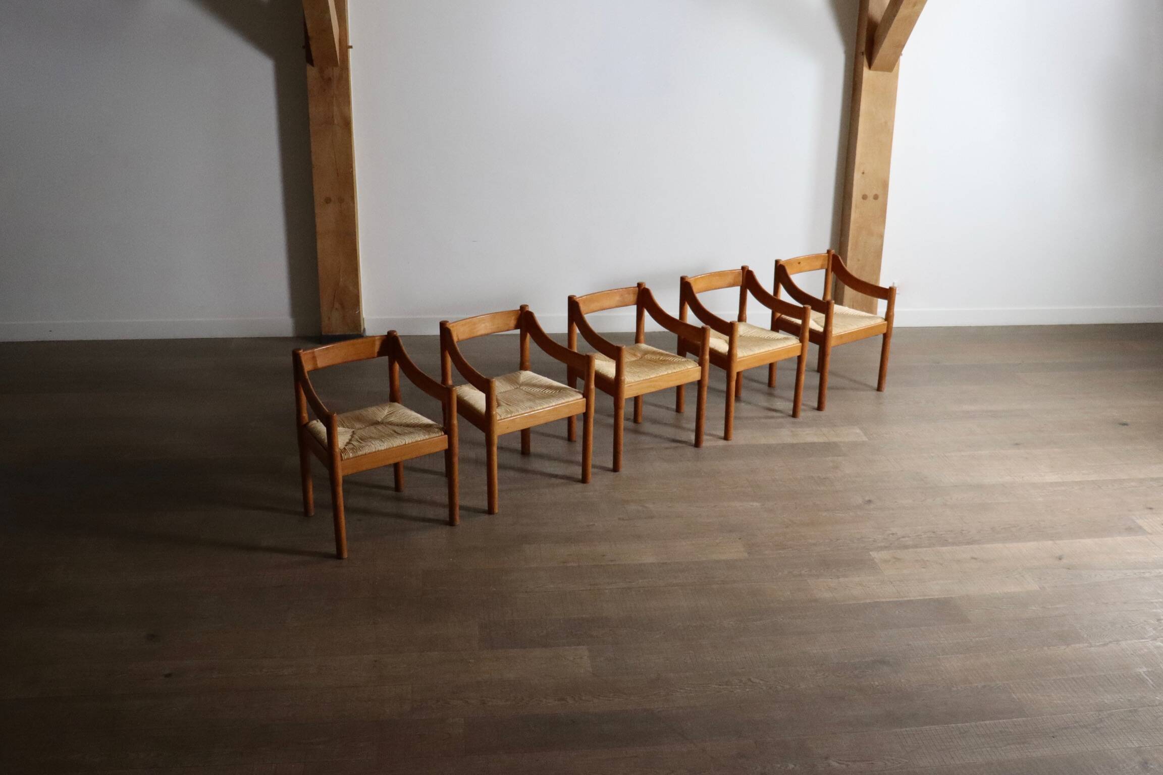 5 chaises Carimate par Vico Magistretti, Italie 1960