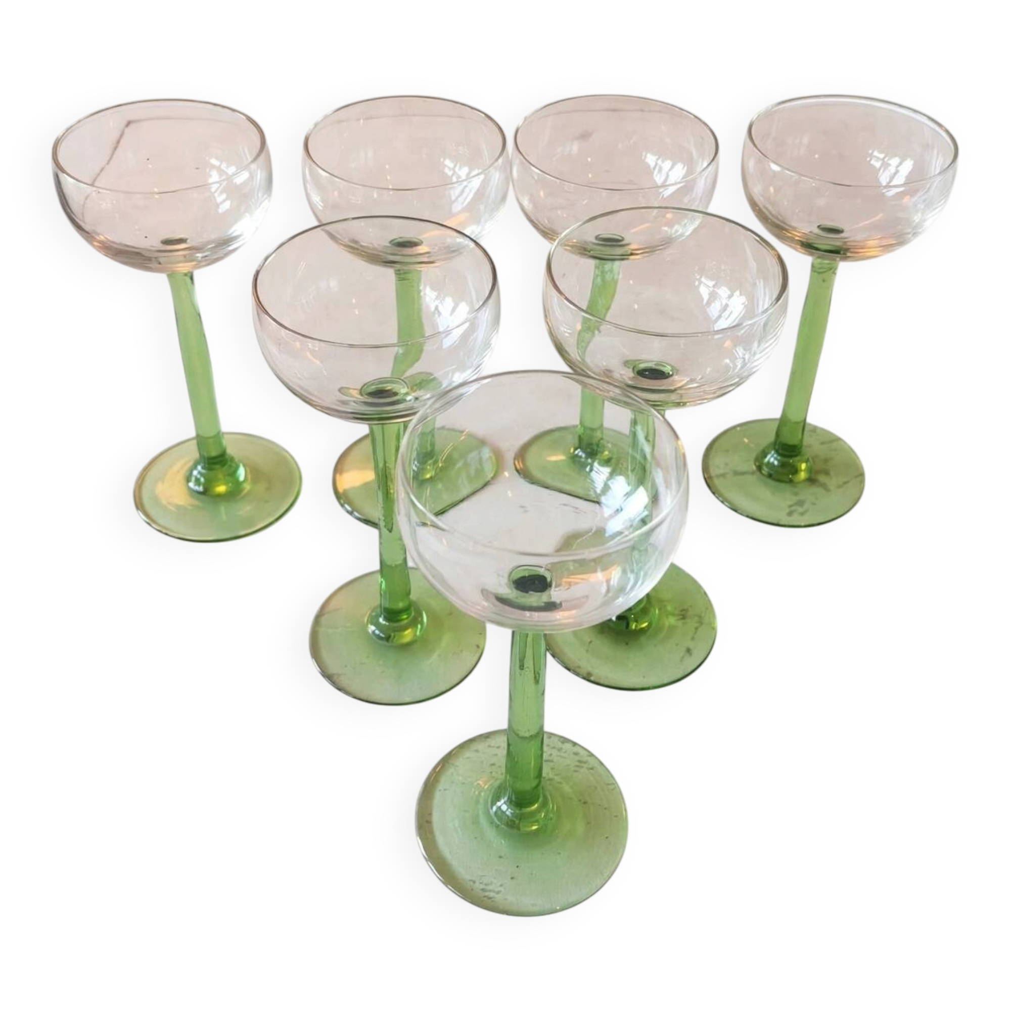 Lot of 7 champagne glasses from the 1970s and a vintage wicker and glass tray.
