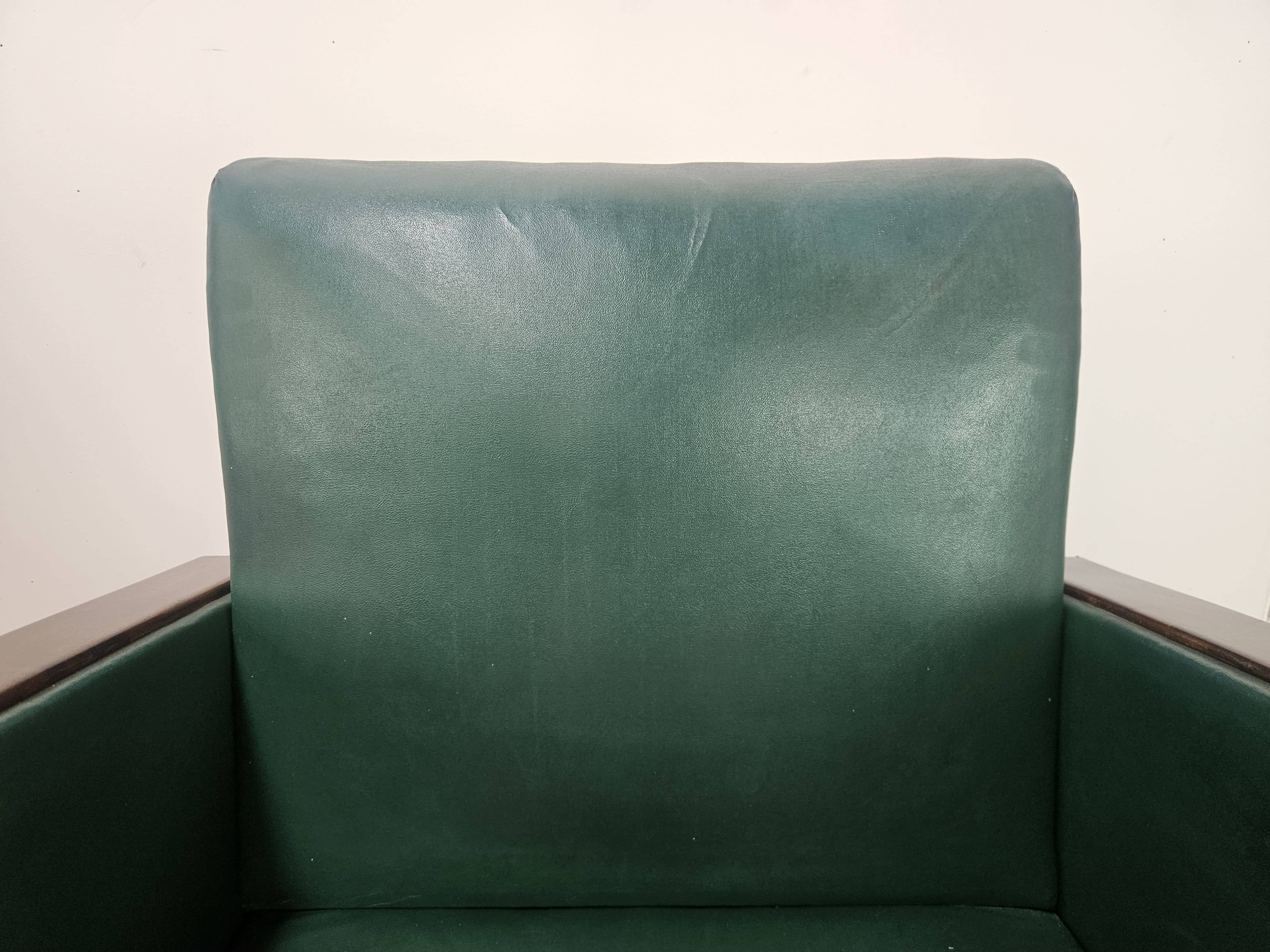 Pair of Art Decò armchairs in walnut and green leather, 1940