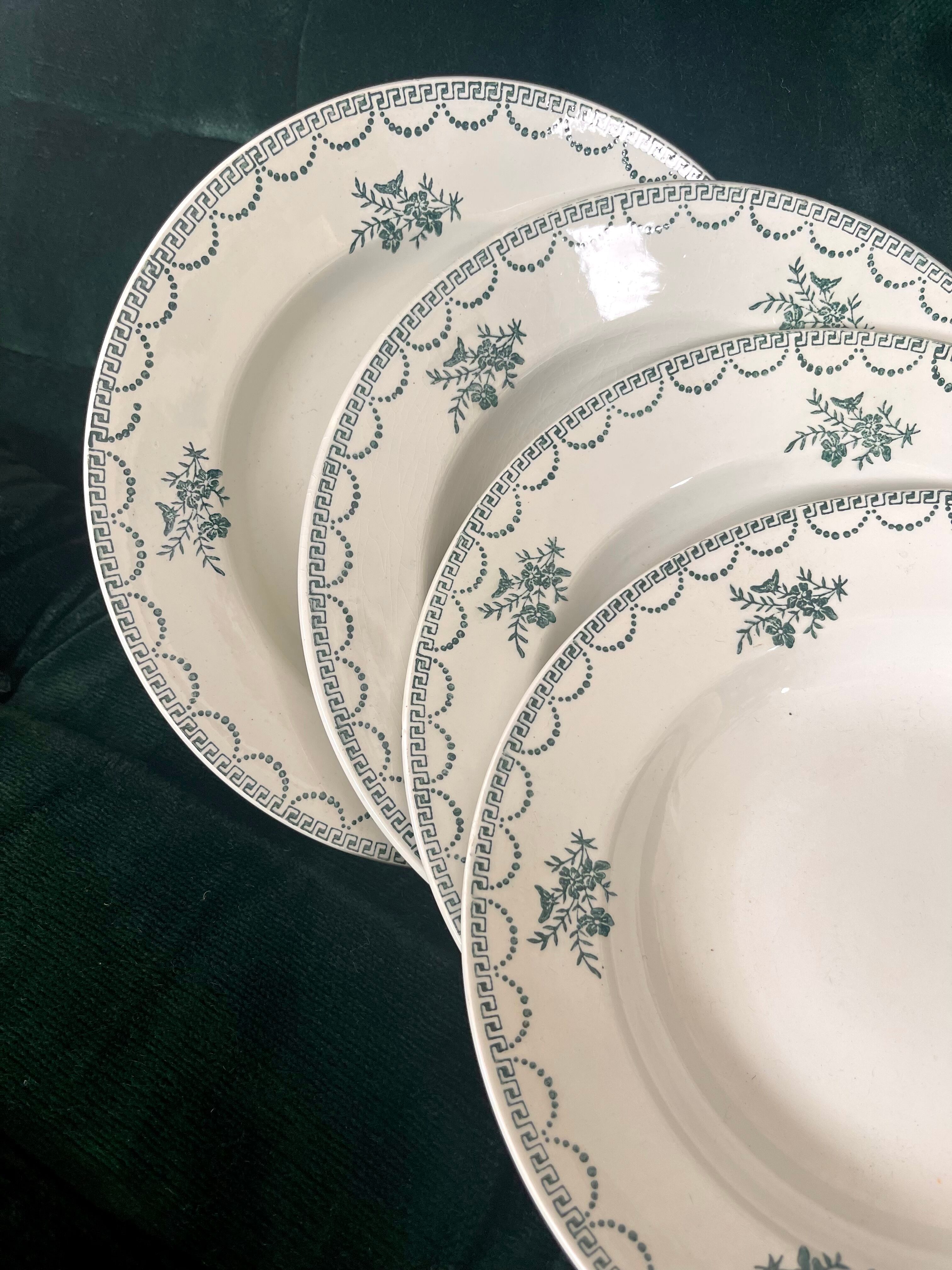 4 assiettes creuses St Amand terre de fer