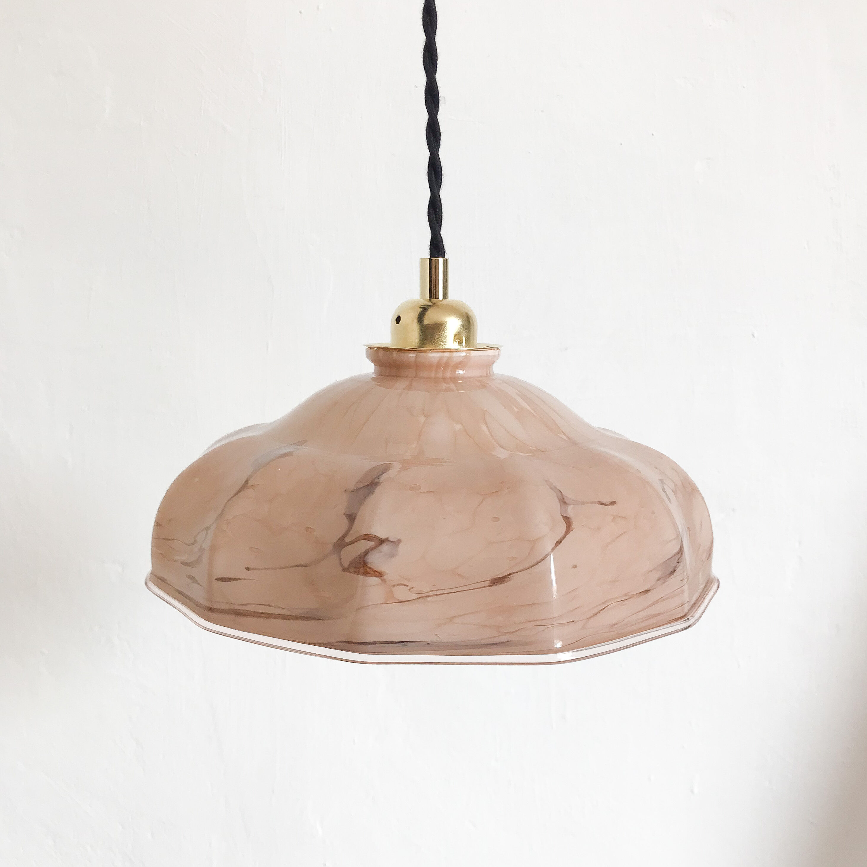 Marbled opaline suspension
