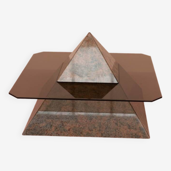 Vintage piramide coffee tabel in granite
