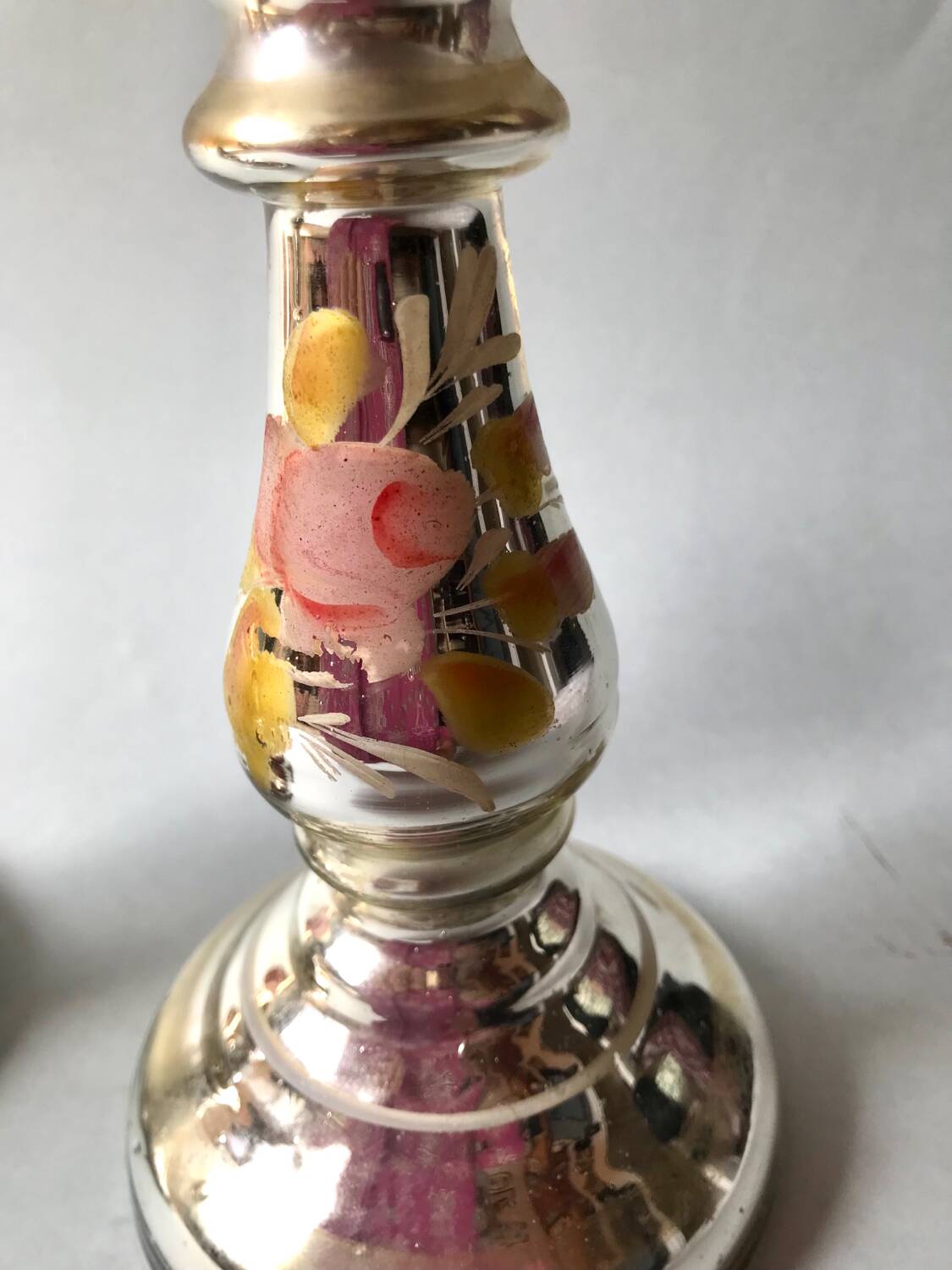 Paire de bougeoirs en verre argenté
