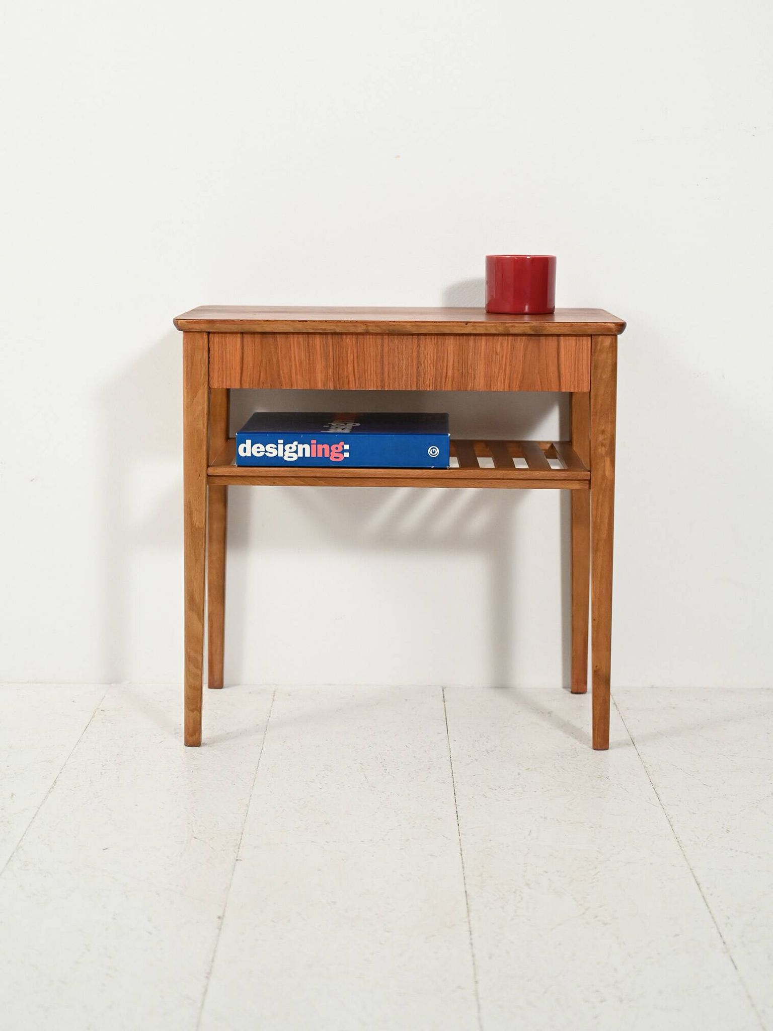 Table de chevet scandinave avec étagère à lattes