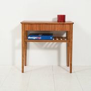 Table de chevet scandinave avec étagère à lattes