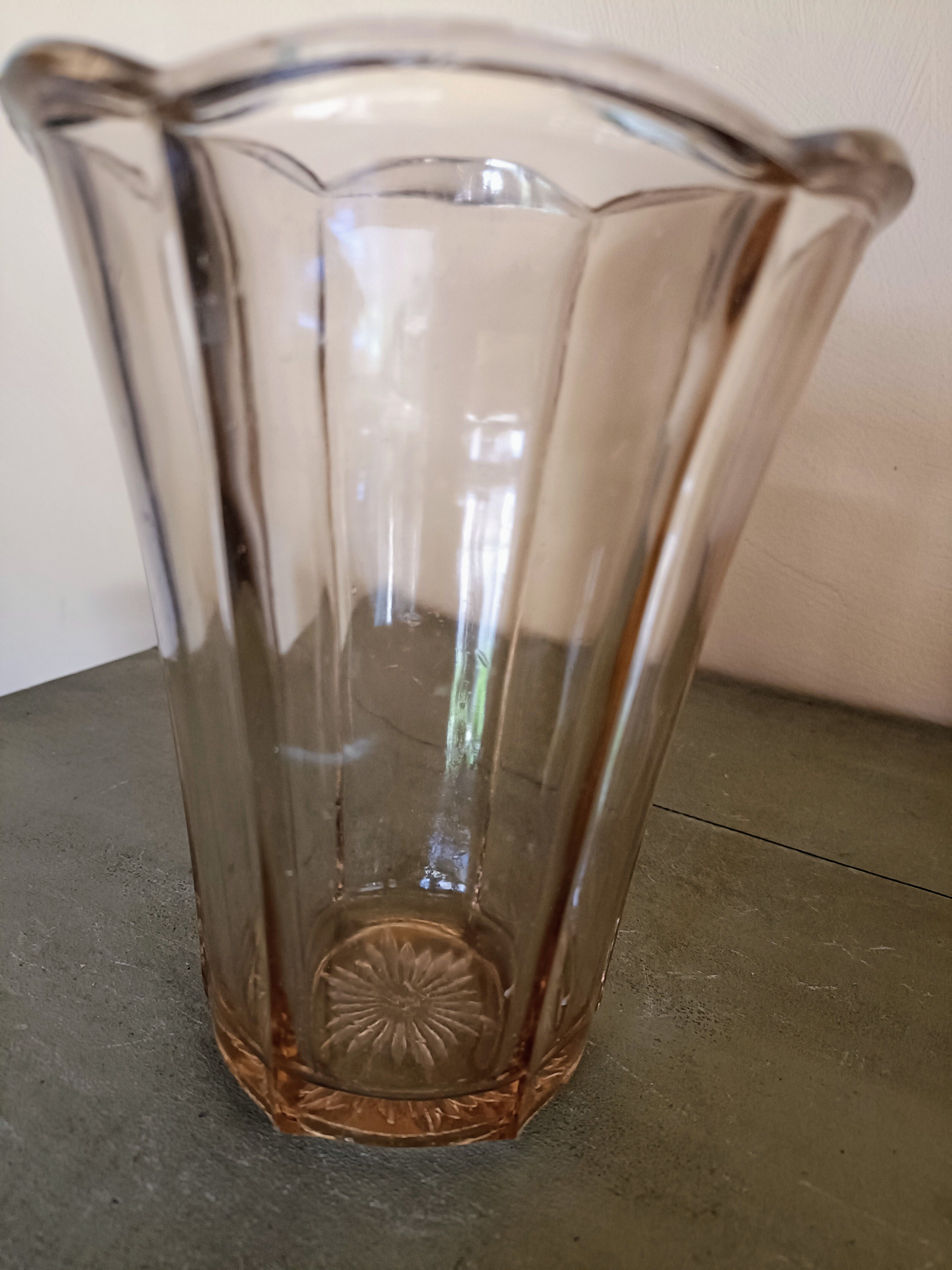 Vase en verre moulé rose , modèle "Fleur"