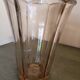 Vase en verre moulé rose , modèle "Fleur"