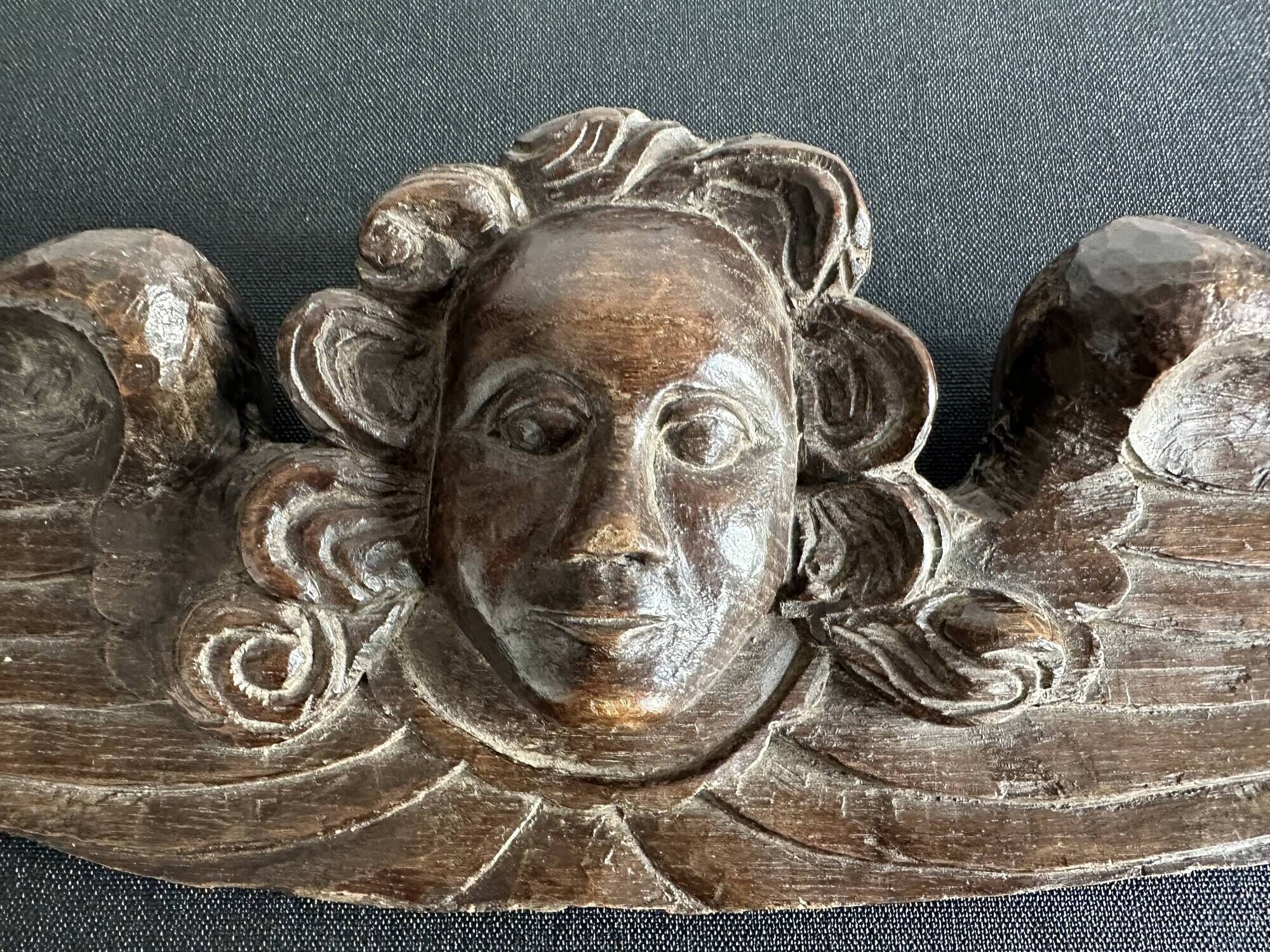 Ancient fronton cherub angel in carved wood 18th-19th century