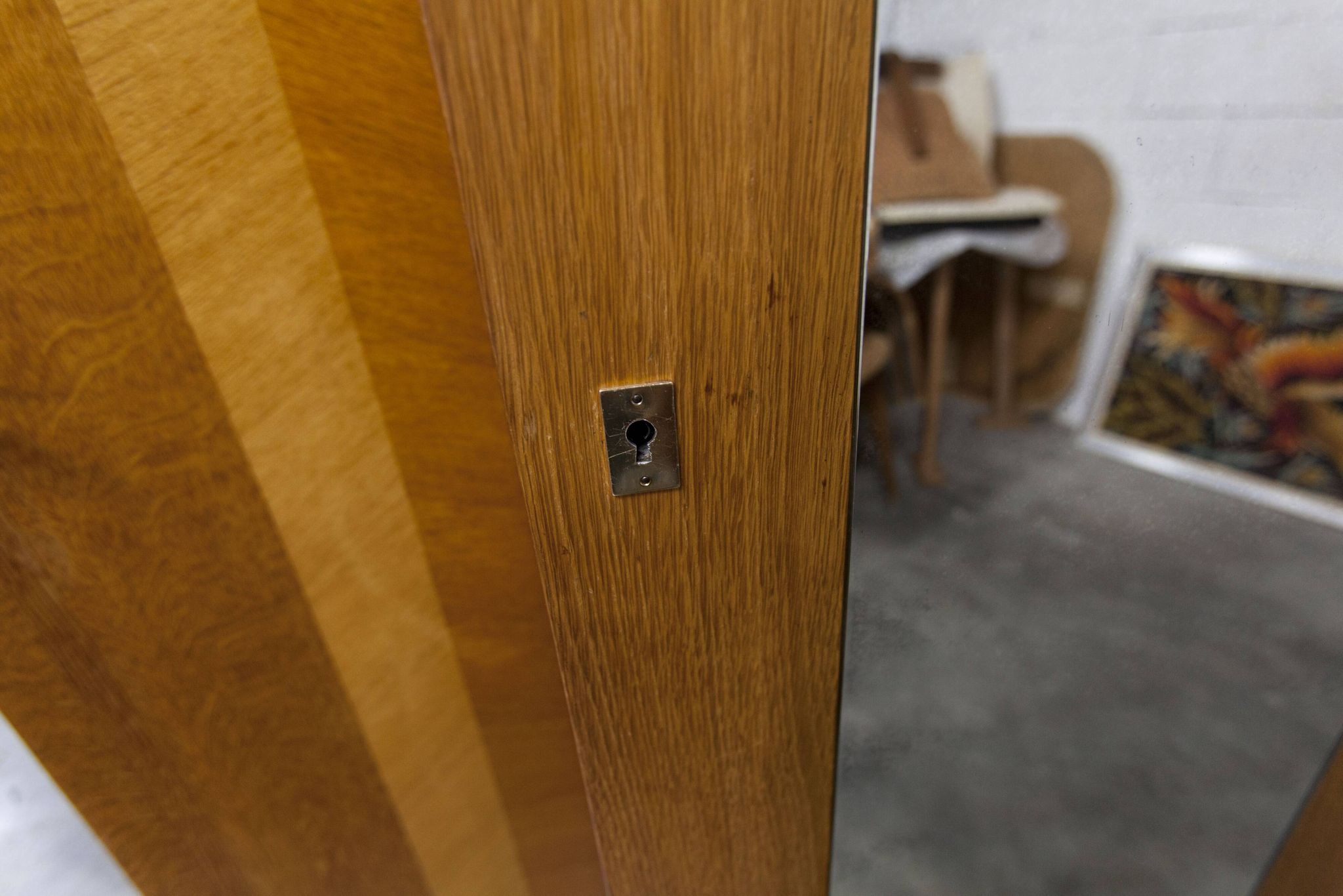 French wardrobe with tapered legs, 3 doors, 1 mirror, 27*130 and 1 t.