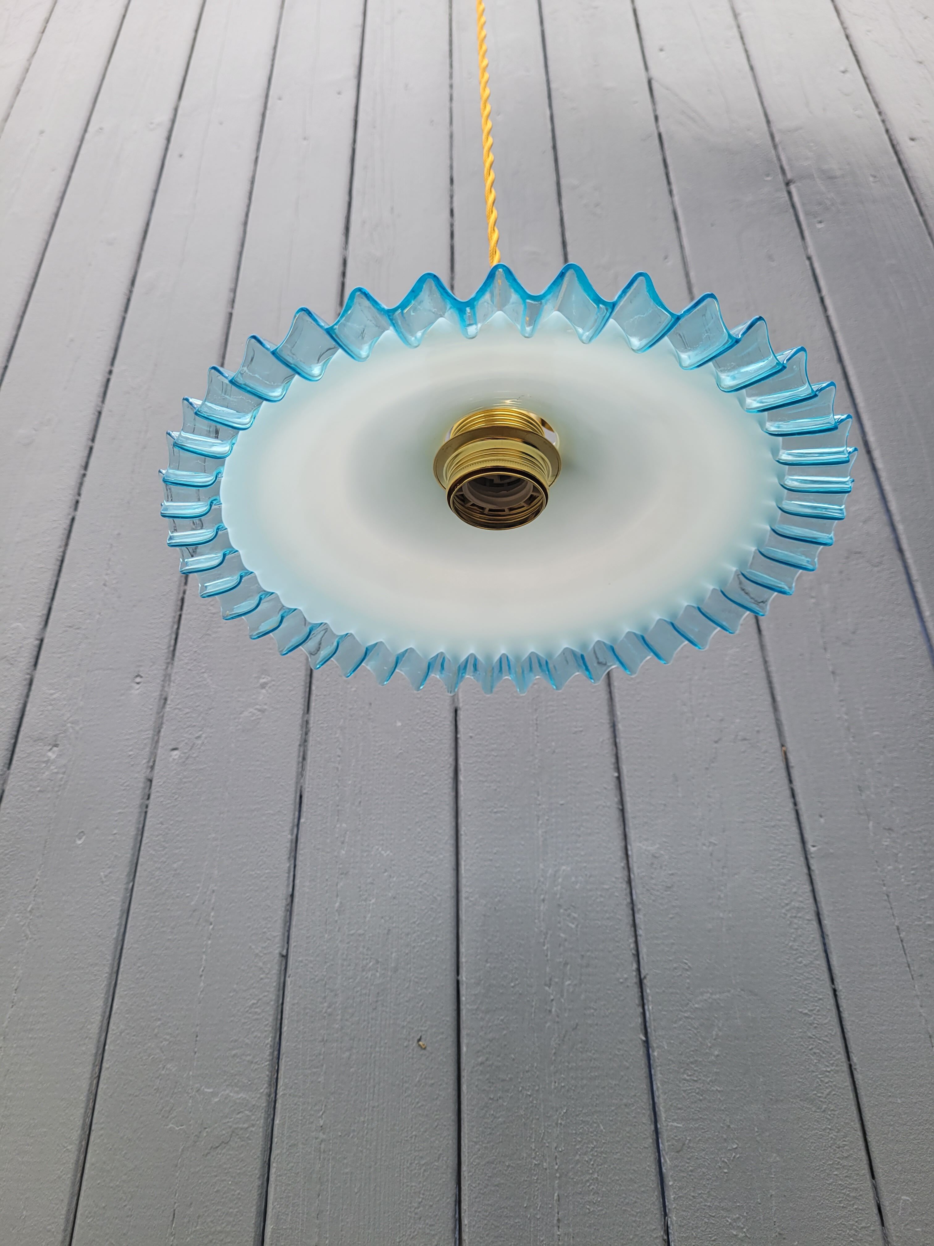 Serrated opaline suspension