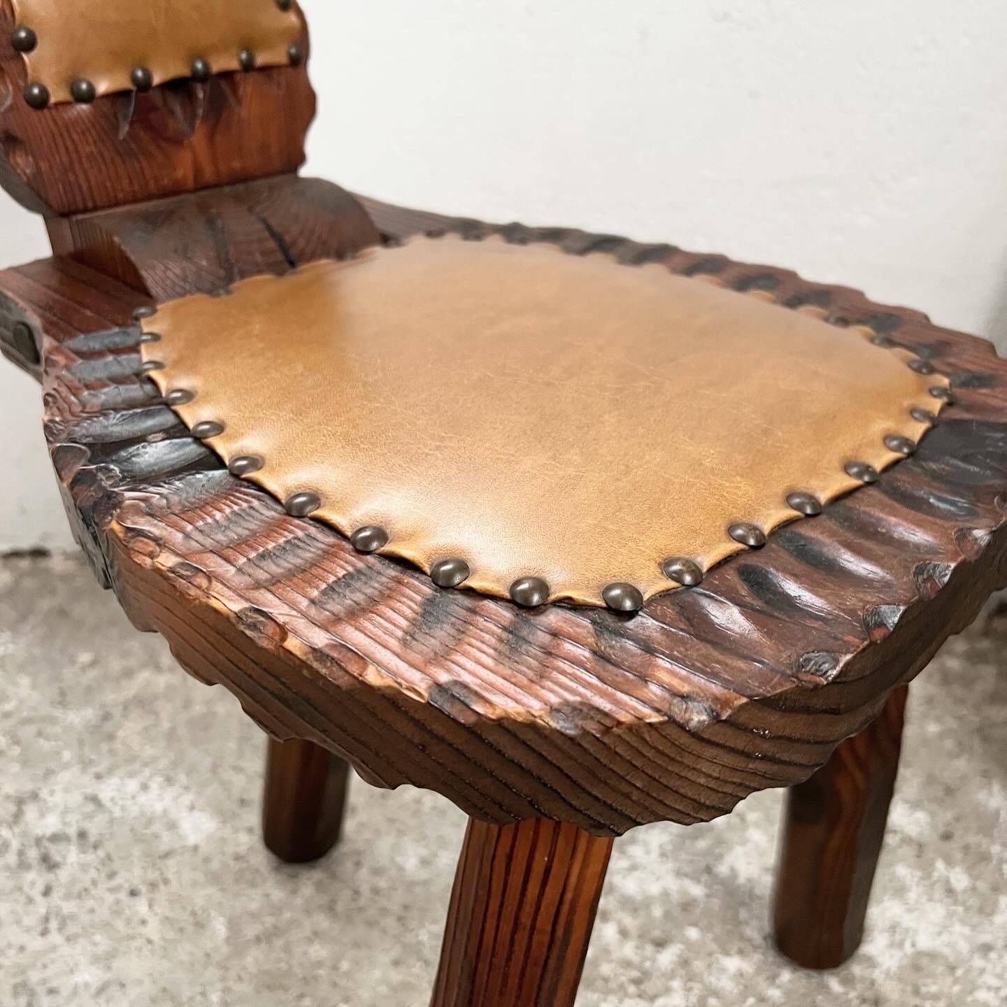 Folding tripod stool with cat back