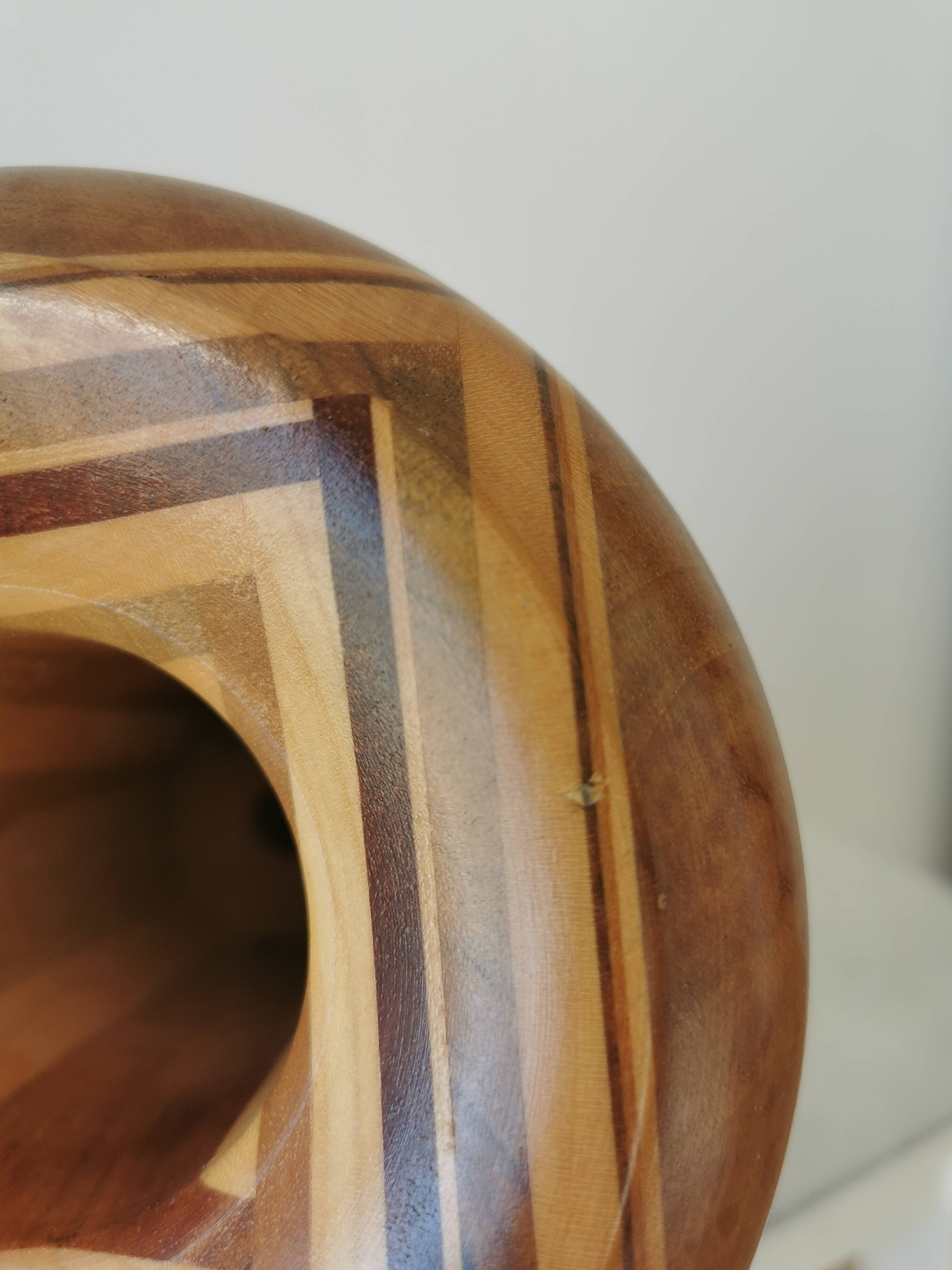 Vase vintage en bois artisanal : sculpture unique tournée sur bois, fleurs séchées